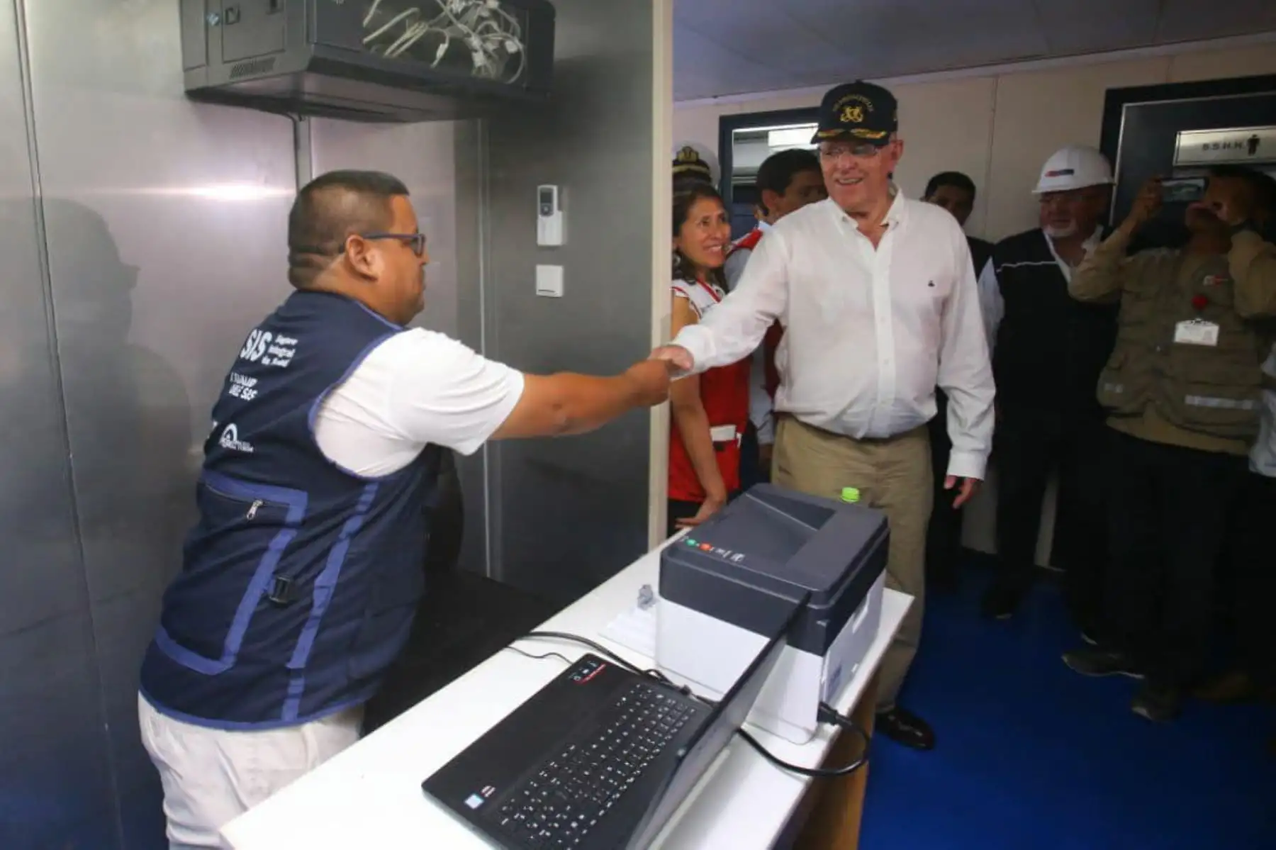 El jefe del Estado  Pedro Pablo Kuczynski visitó el Servicio Industrial de la Marina de Iquitos (SIMAI) donde colocó la Quilla del Buque de la Armada Peruana (BAP)  - PIAS “Río Yavarí”.Foto:ANDINA/prensa Presidencia