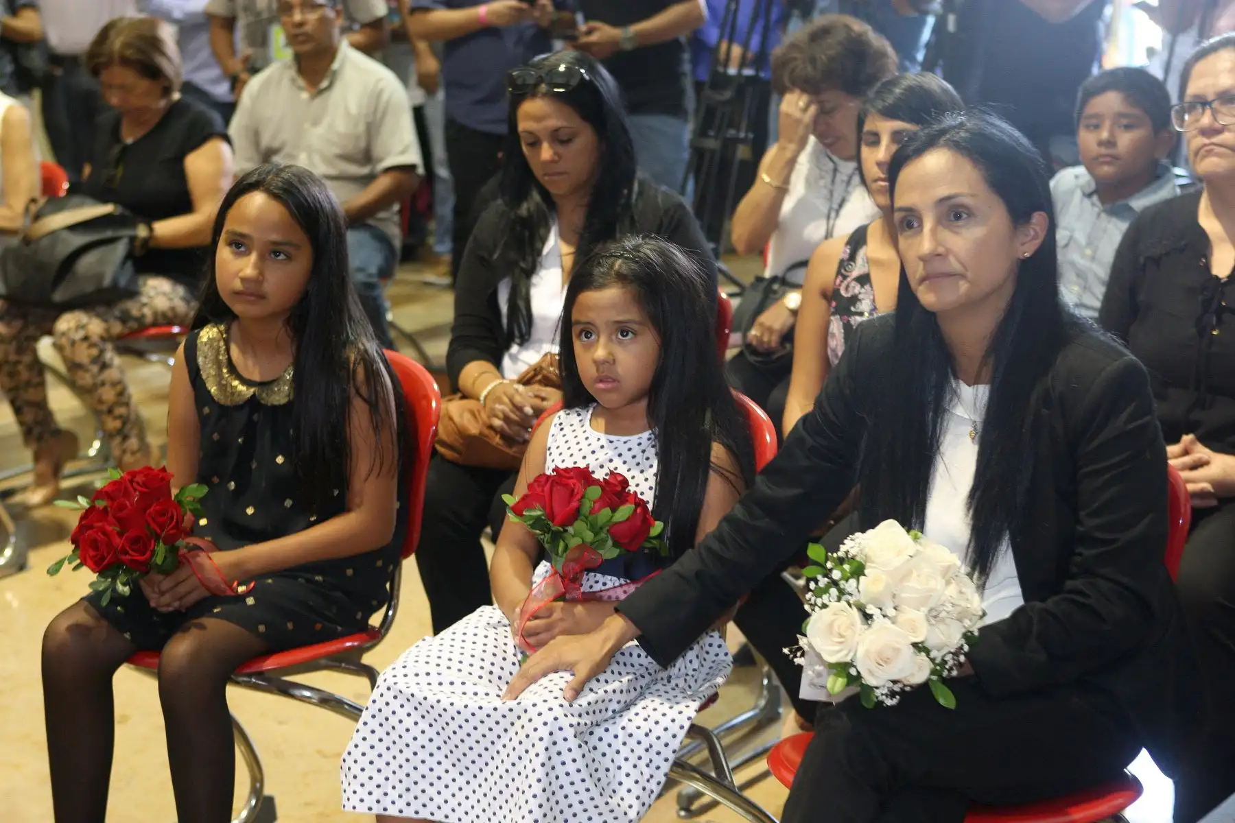 Esposa e hijas del desaparecido periodista deportivo Daniel Peredo en inauguración de la cabina que llevará su nombre en el Estadio Nacional. Foto: ANDINA/Héctor Vinces.