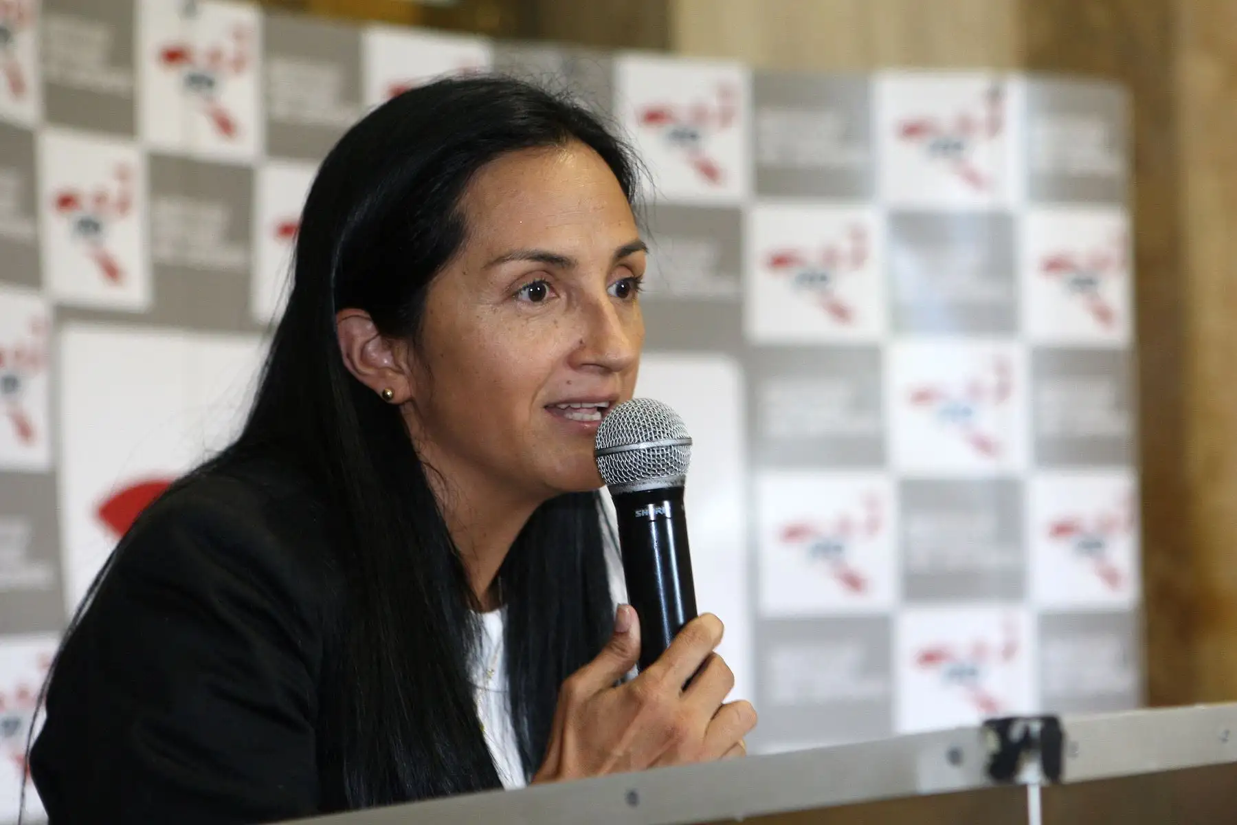 Esposa e hijas del desaparecido periodista deportivo Daniel Peredo, en inauguración de la cabina, que llevara su nombre en el estadio nacional. Foto:ANDINA/Héctor Vinces.