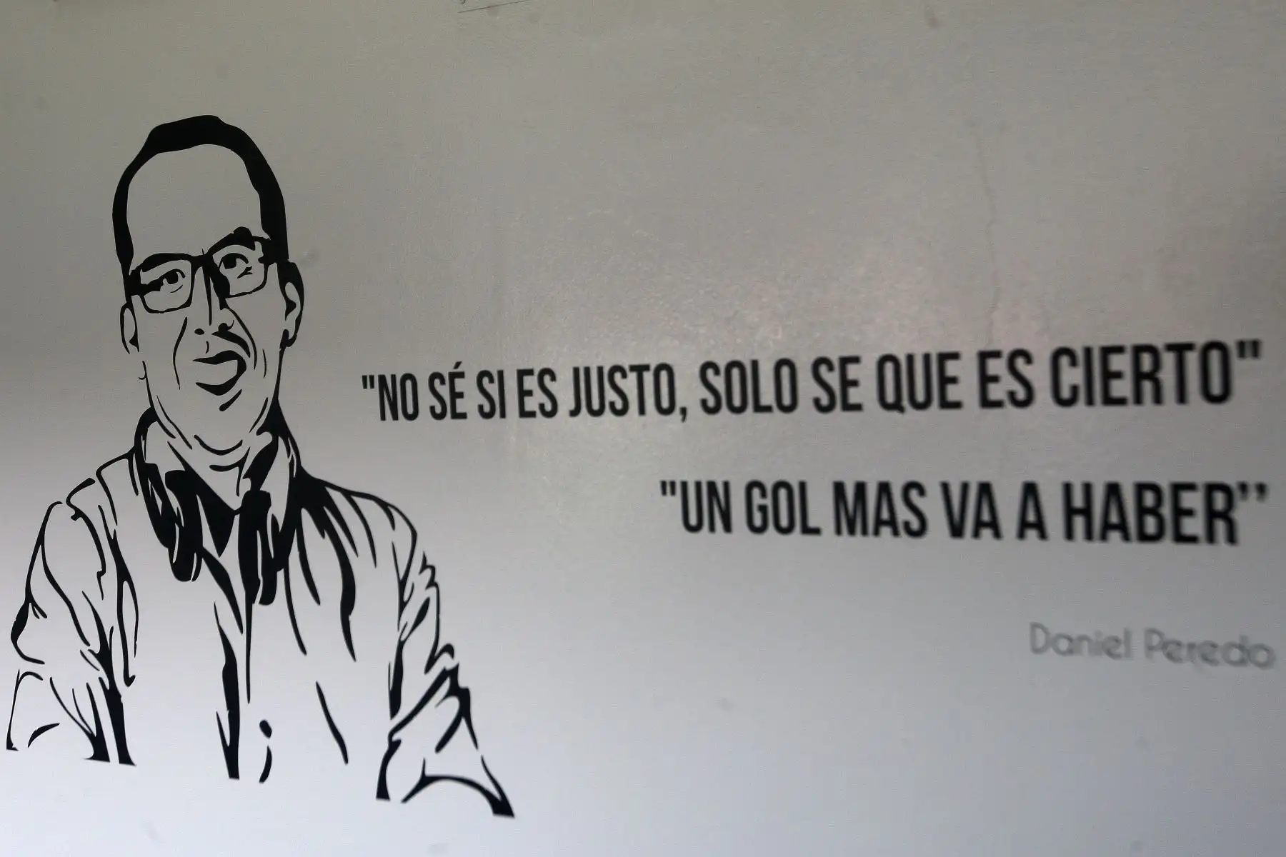 Daniel Peredo será el nombre que llevará la cabina del Estadio Nacional (a un mes de su sensible partida) desde donde transmitía el estimado narrador los partidos de fútbol. Foto:ANDINA/Héctor Vinces.