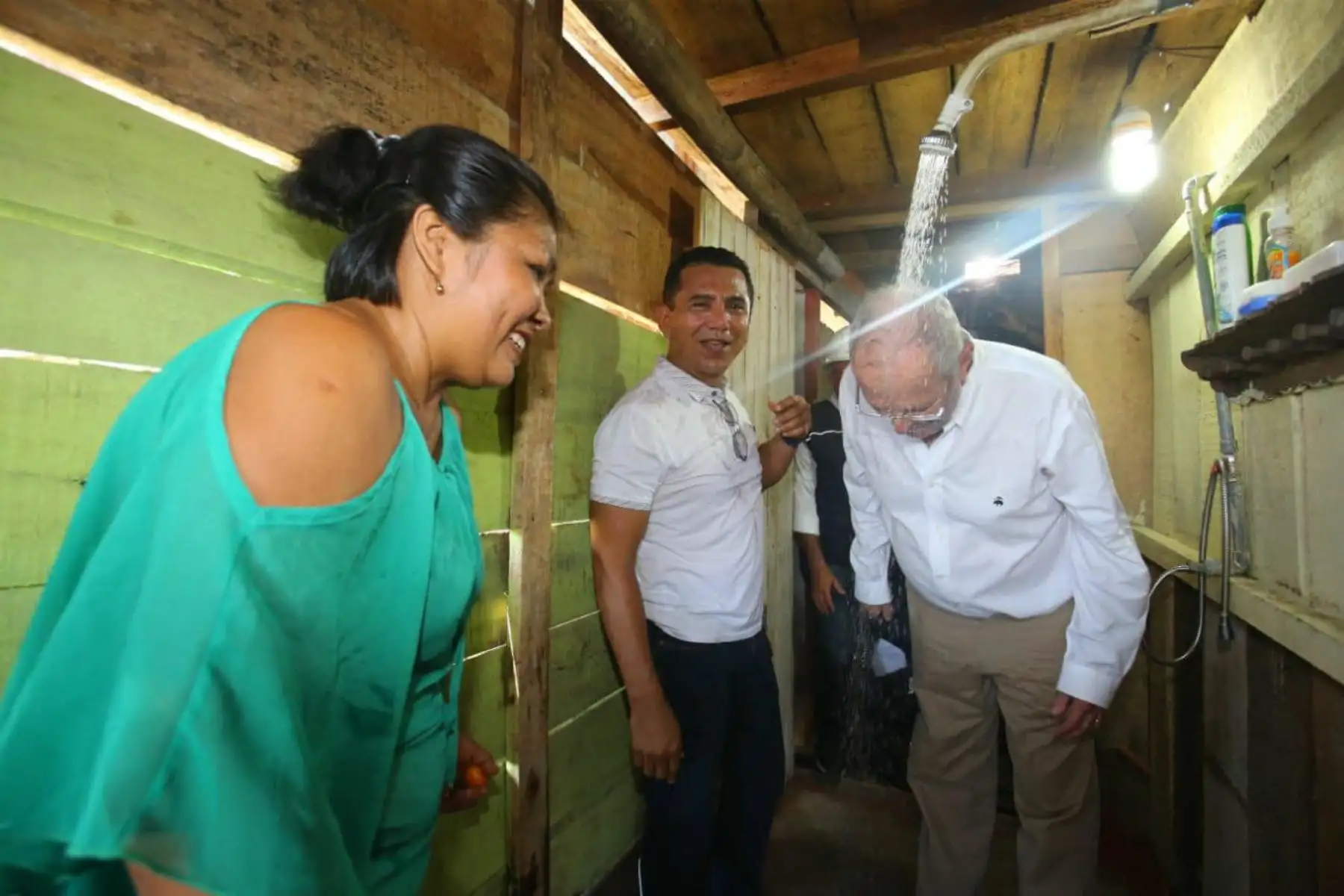 Presidente  Pedro Pablo Kuczynski y ministro Carlos Bruce inauguraron  obras de agua potable en el distrito de Punchana. Foto:ANDINA/ Prensa Presidencia