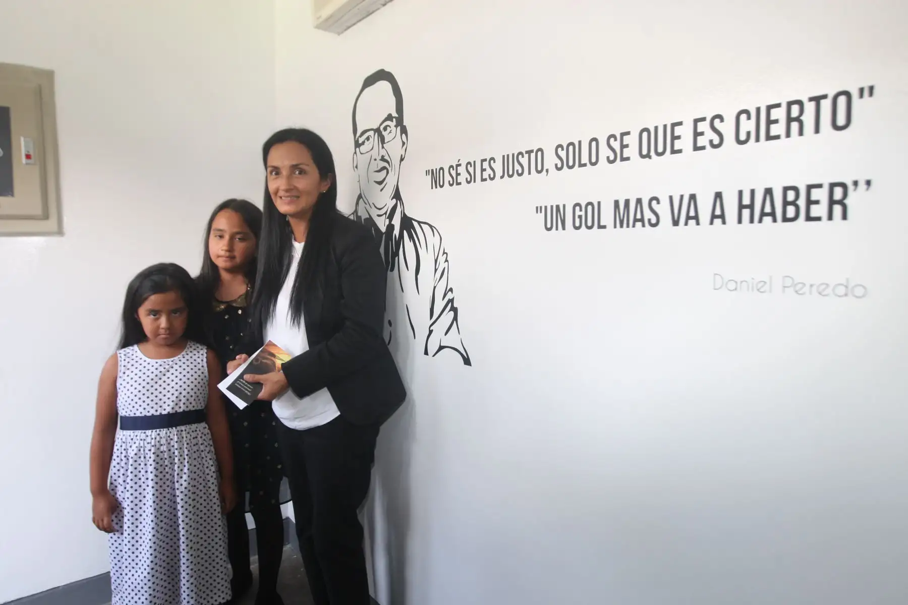 Esposa e hijas del desaparecido periodista deportivo Daniel Peredo en inauguración de la cabina que llevará su nombre en el Estadio Nacional. Foto: ANDINA/Héctor Vinces.
