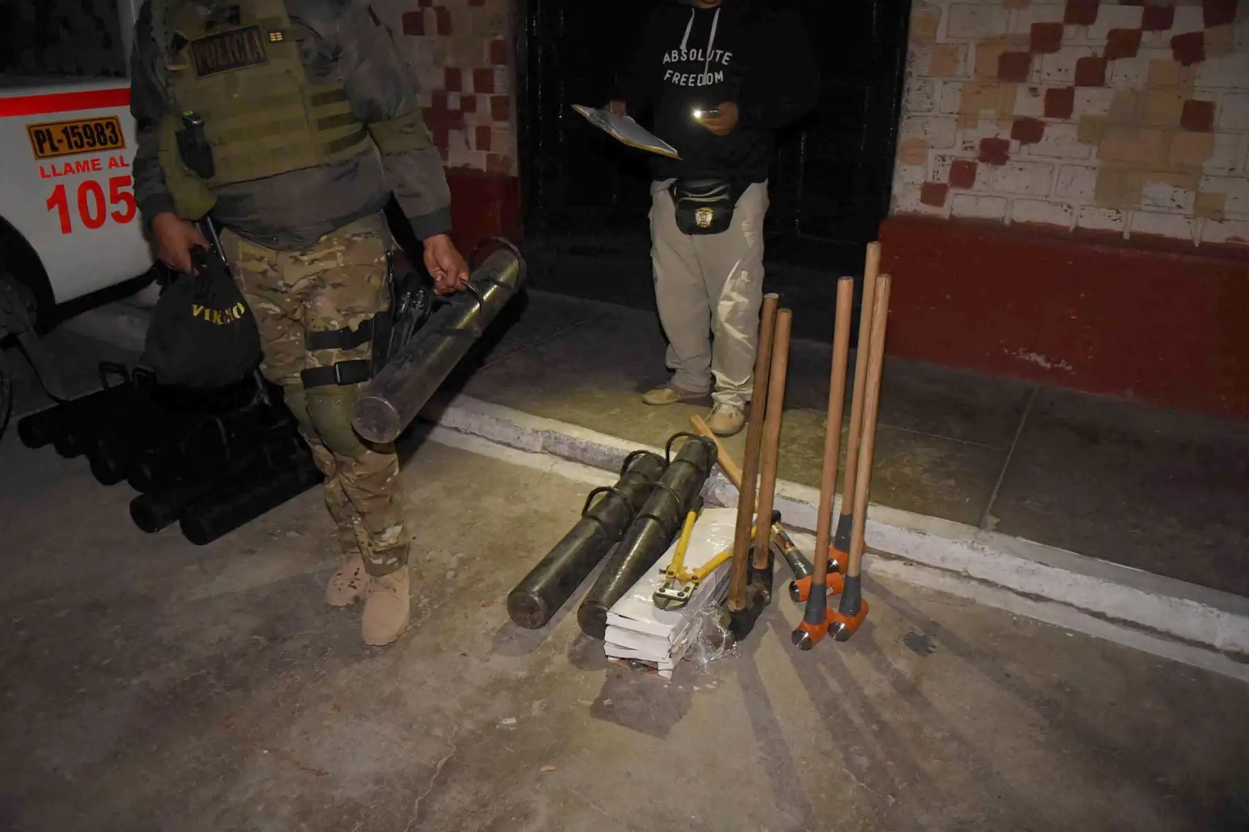 La Policía Nacional capturó y desarticuló esta madrugada a la organización criminal los Malditos de Chumbivilcas, dedicada al tráfico de terrenos, y detuvo a 26 de sus integrantes. Foto: Ministerio del Interior.