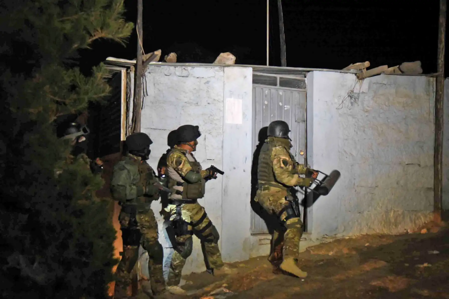 La Policía Nacional capturó y desarticuló esta madrugada a la organización criminal los Malditos de Chumbivilcas, dedicada al tráfico de terrenos, y detuvo a 26 de sus integrantes. Foto: Ministerio del Interior.