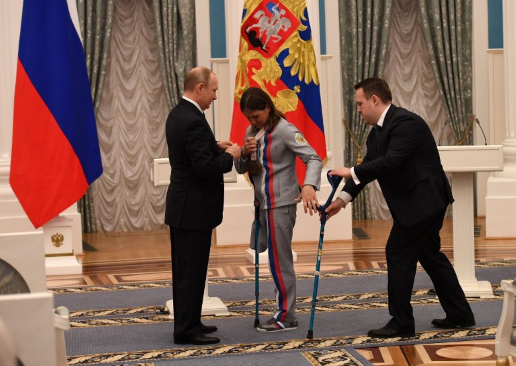 El presidente ruso, Vladimir Putin entrega un galardón estatal a Irina Gulyaeva, ganadora de la medalla en los Juegos Paralímpicos de Invierno Pyeongchang de 2018.Foto:AFP