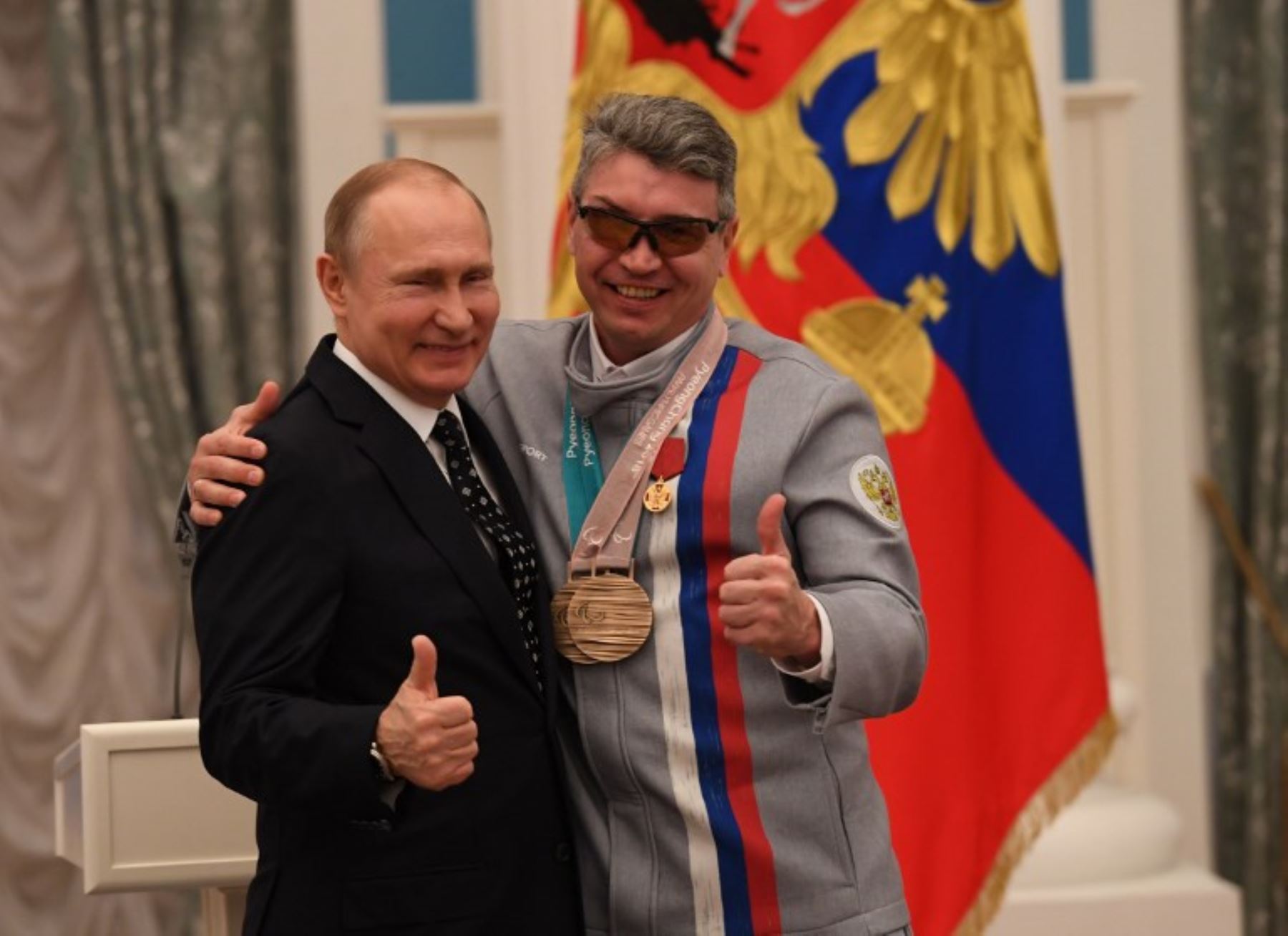 El presidente ruso Vladimir Putin, posa con Valery Redkozubov, ganador de la medalla en los Juegos Paralímpicos de Invierno Pyeongchang.Foto:AFP