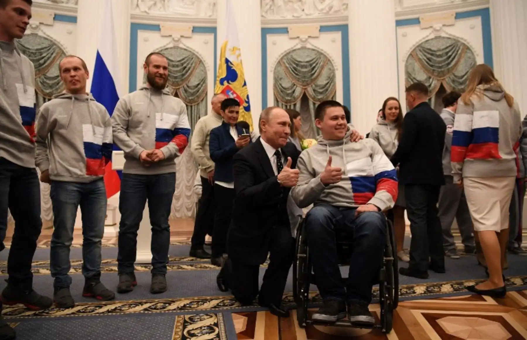 Vladimir Putin posa con los medallistas de los Juegos Paralímpicos de Invierno Pyeongchang 2018 después de una ceremonia de premiación en el Kremlin en Moscú.Foto:AFP