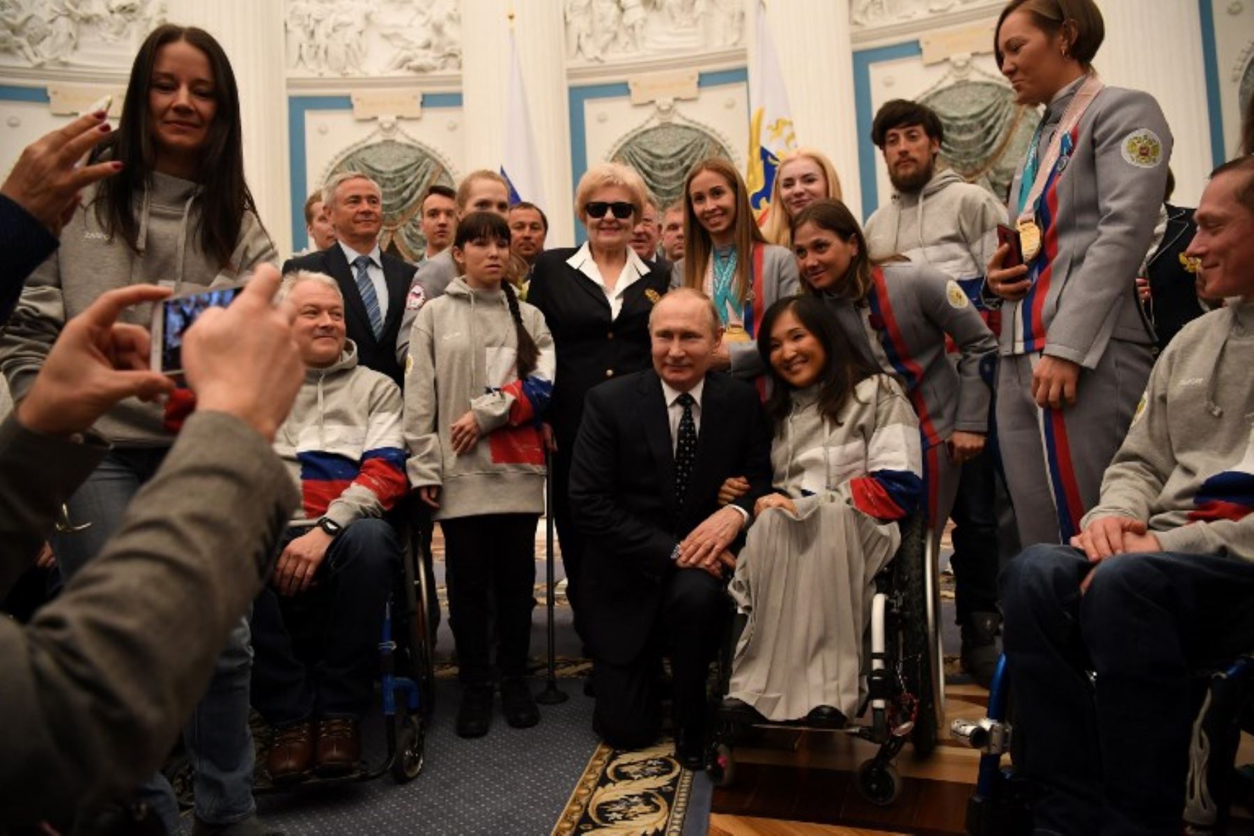 Vladimir Putin posa con los medallistas de los Juegos Paralímpicos de Invierno Pyeongchang 2018 después de una ceremonia de premiación en el Kremlin en Moscú.Foto:AFP