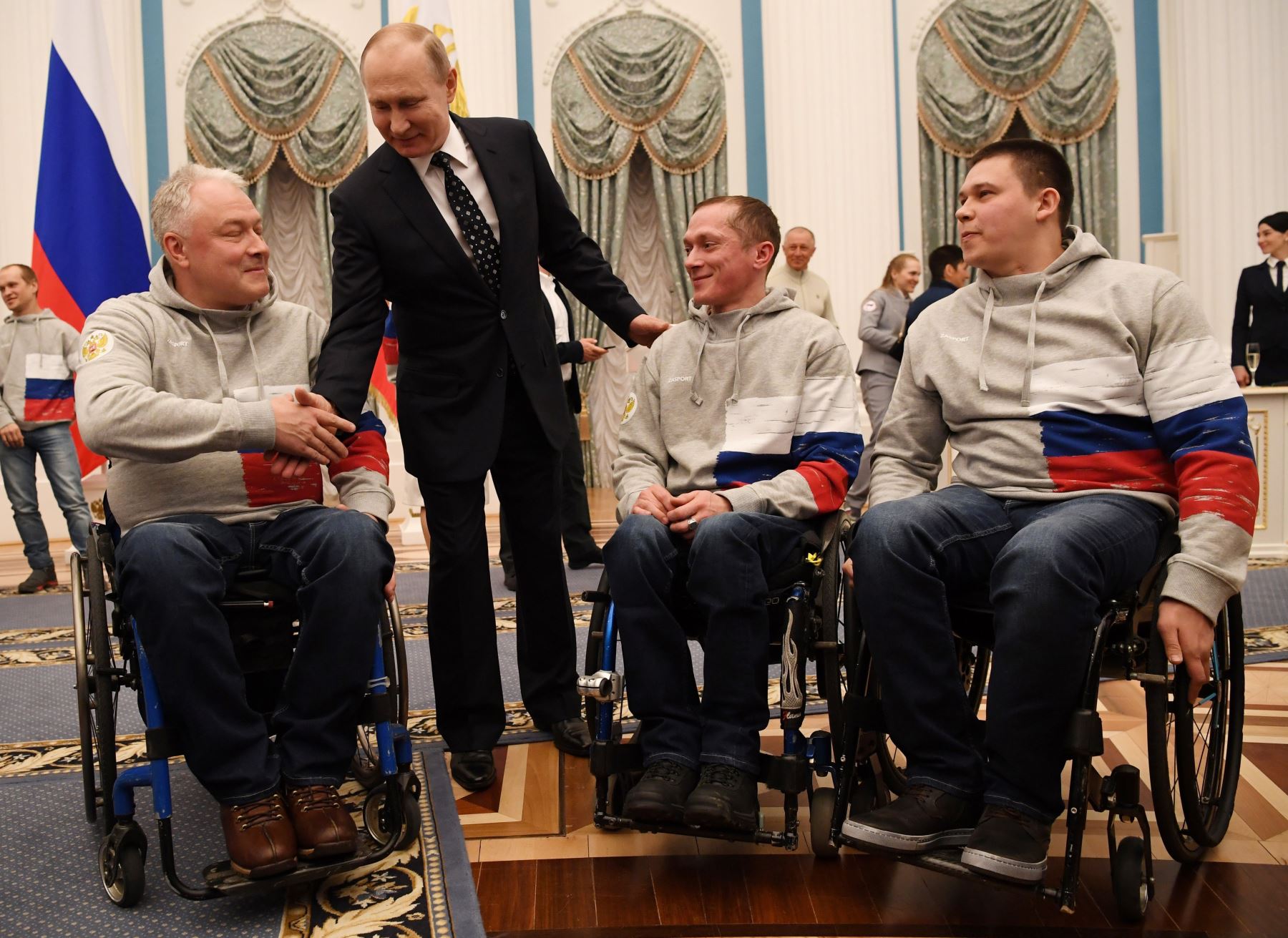 Presidente Vladimir Putin, felicita a los medallistas de los Juegos Paralímpicos de Invierno Pyeongchang 2018 después de una ceremonia de premiación en el Kremlin en Moscú.Foto:AFP