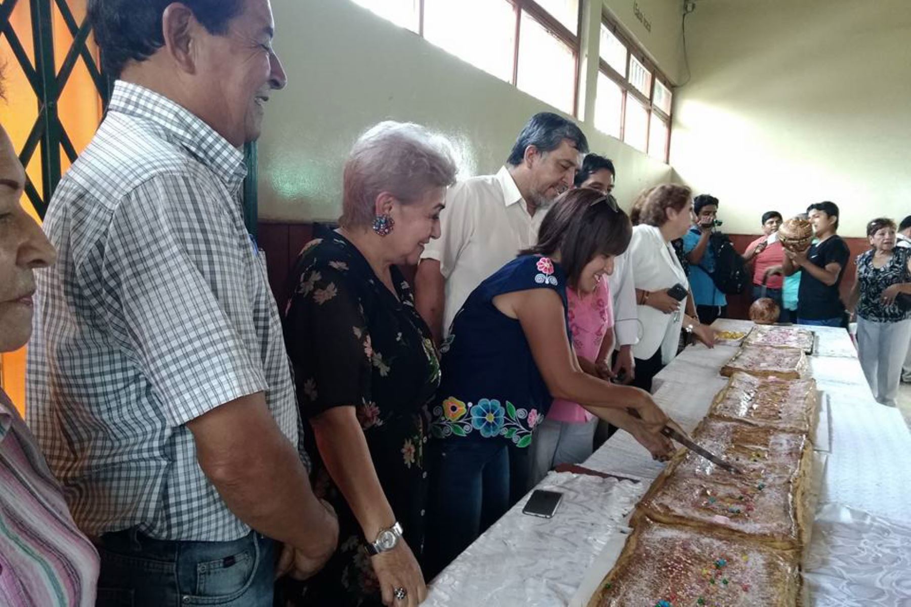 Panaderos de Monsefú celebran Día Nacional del Artesano con pastel gigante.