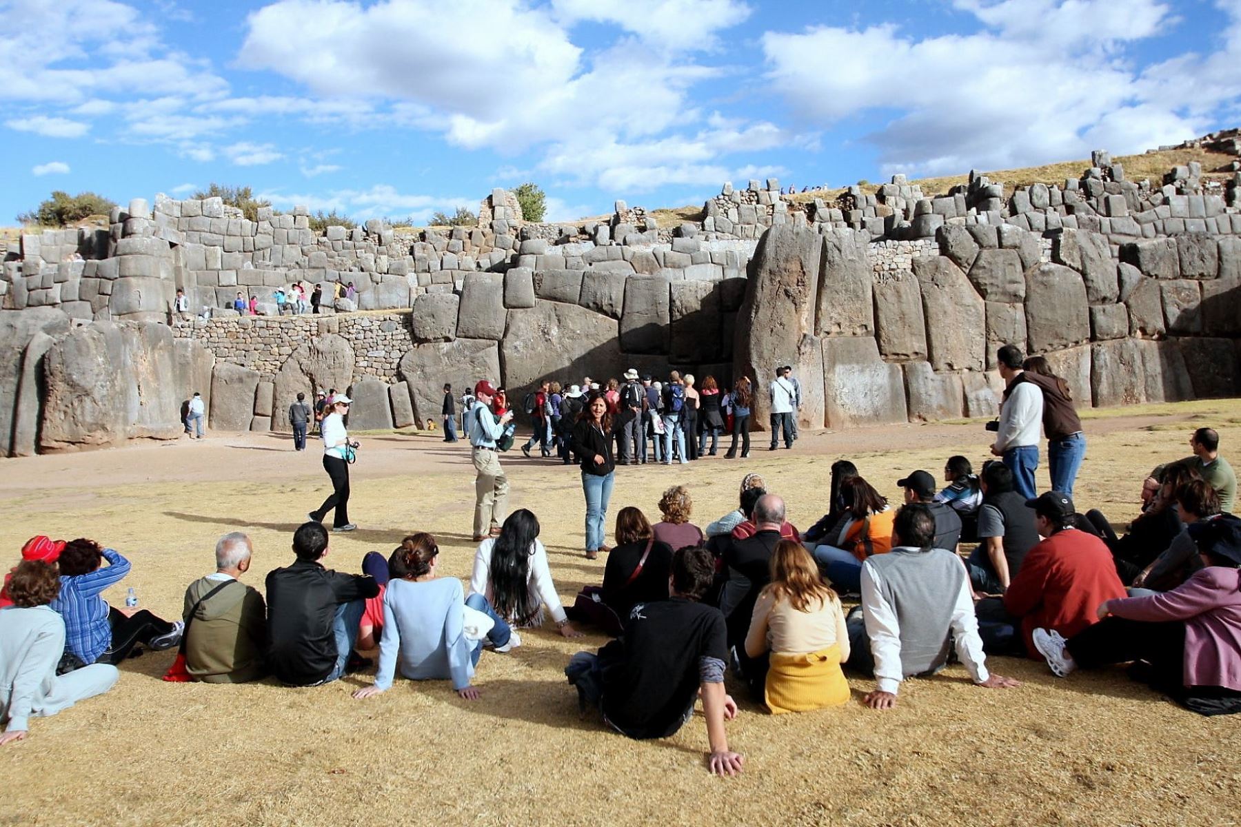 Guía de turismo, explica particularidades del complejo arquitectónico de Sacsayhuamán, en el Cusco. ANDINA/archivo