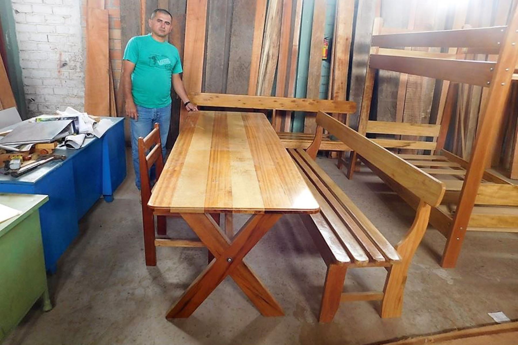 Fabrican carpetas con madera incautada para colegios de San Martín. ANDINA