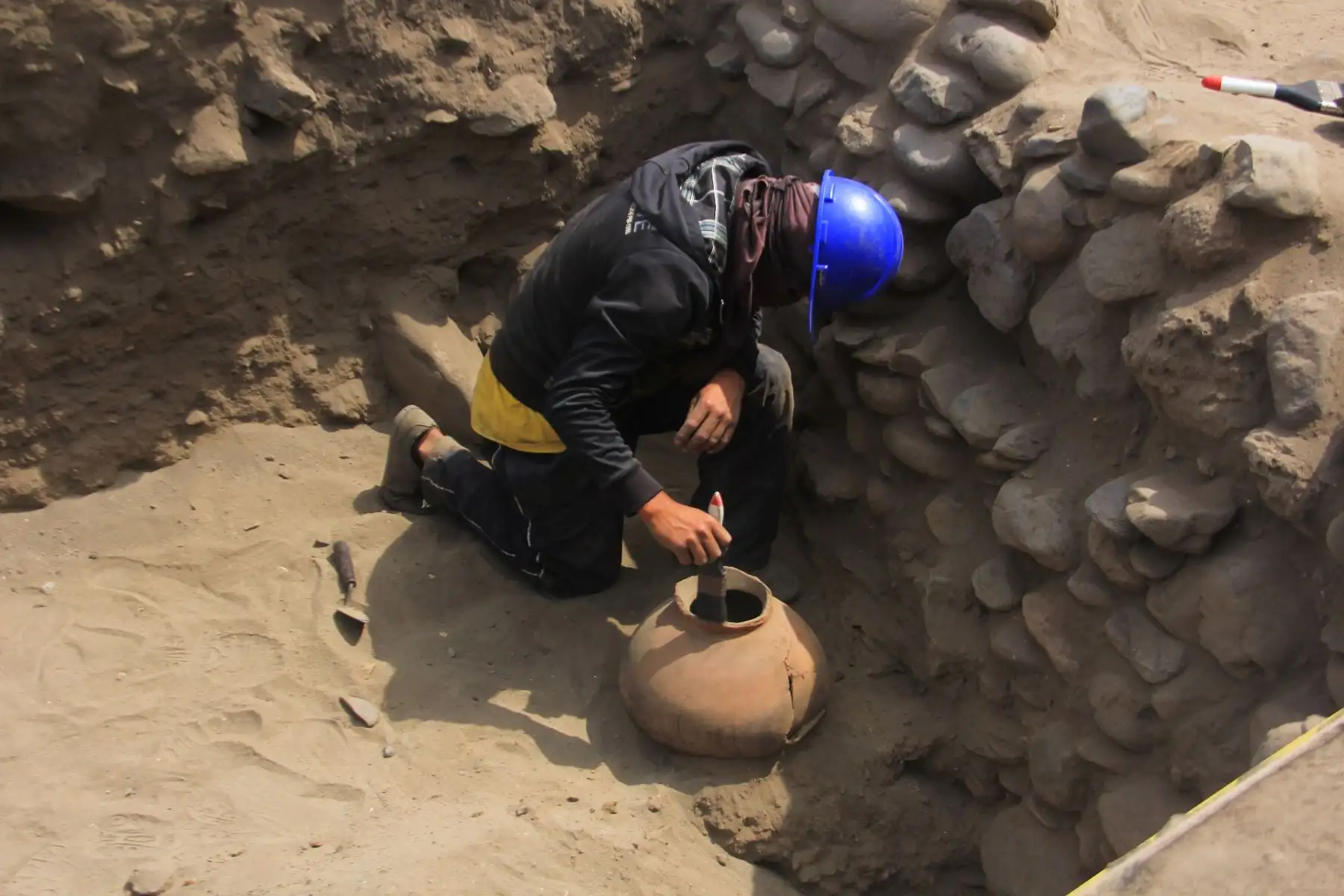 Junto a las tumbas se encontraron objetos de cerámica, utensilios de pesca, spondylus, entre otros objetos que, según los investigadores, están asociados a las culturas Salinar (400 a.C. al 300 d.C.) Virú (150 a.c. al 500 d.c.), y Chimú (1200 d.C. 1400 d.C.). ANDINA/Luis Puell