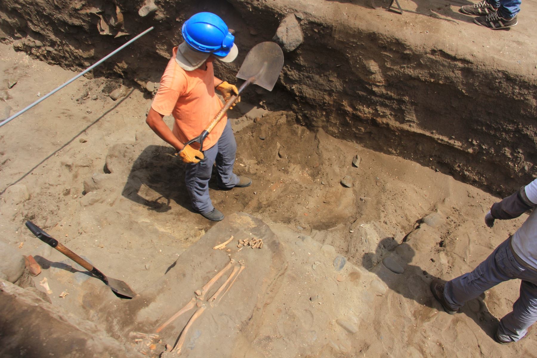 Un total de 47 entierros y más de 50 esqueletos humanos que registran una antigüedad de hasta más de 2,500 años fueron hallado en el sector Lomas La Cruz, distrito de Huanchaco, provincia de Trujillo, región La Libertad. ANDINA/Luis Puell