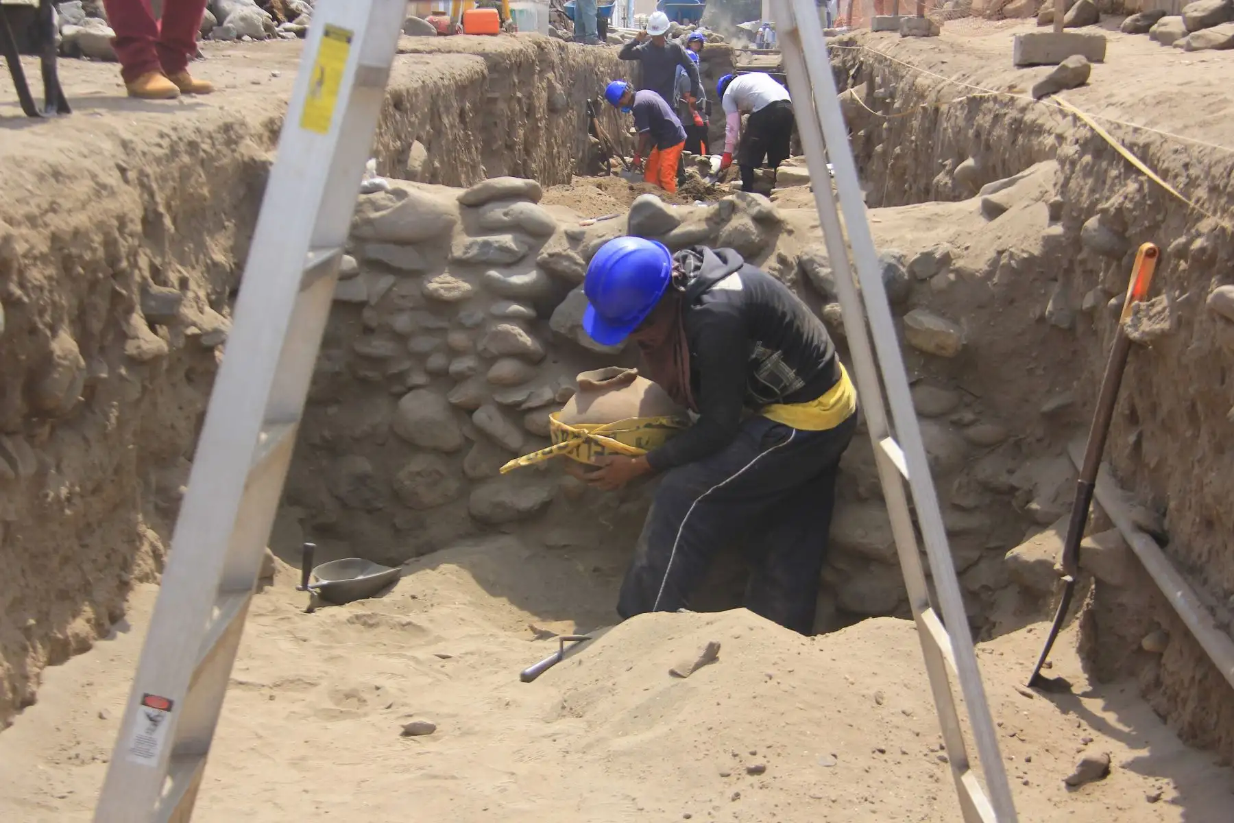 Estas excavaciones forman parte del Proyecto de Rescate Arqueológico La Lomas 2017–2018, impulsado por la Municipalidad Distrital de Huanchaco, a fin de ejecutar en la zona un proyecto de agua potable y alcantarillado. ANDINA/Luis Puell
