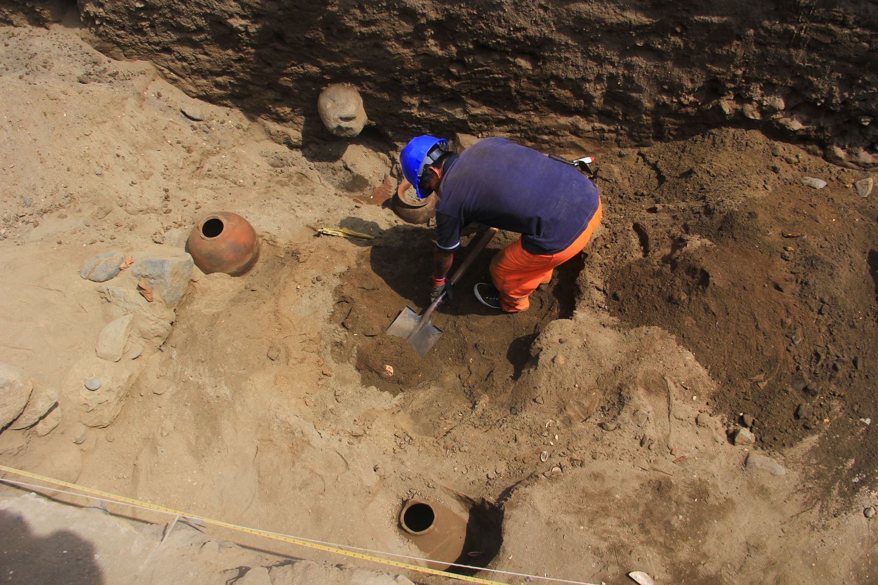 Entre los restos hallados figura la tumba de un niño asociado a la cultura Chimú, que había sido enterrado con 49 spondylus, algo sin precedentes, puesto que ni en Chan Chan se han encontrado tantos de estos moluscos asociados a un solo entierro. ANDINA/Luis Puell