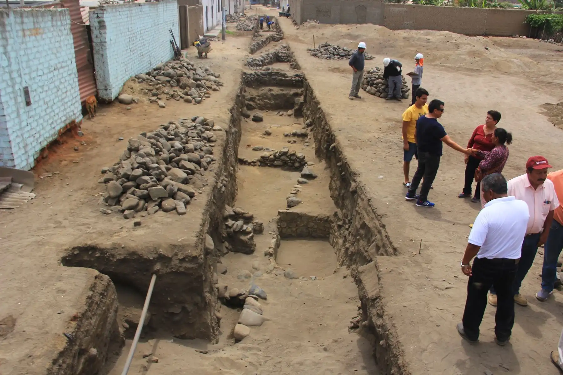 Estos entierros fueron hallados dentro de un corredor formado por muros de piedra grandes, que permite determinar la importancia del sitio, asimismo debajo de ello hay otras arquitecturas que por ahora se van a dejar intacto. ANDINA/Luis Puell