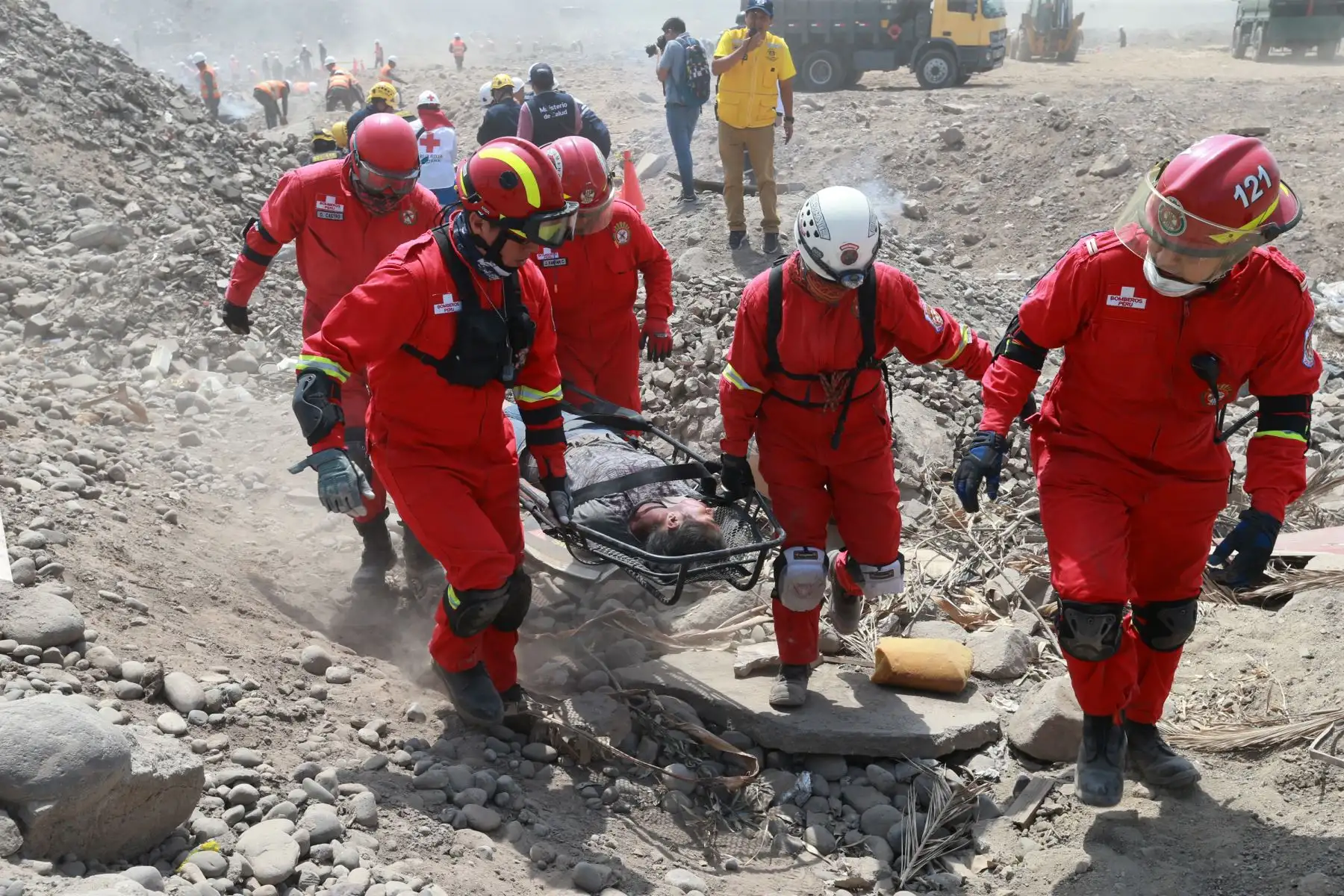 Bomberos prestan ayuda a heridos durante , la Ppesentación de la 1ª Brigada Multipropósito Mariscal del Perú Eloy Gaspar Ureta Montehermoso del Ejército del Perú. Foto: ANDINA/Norman Córdova
