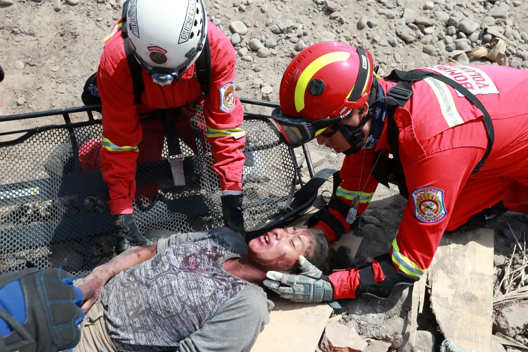 Bomberos prestan ayuda a heridos durante , la Ppesentación de la 1ª Brigada Multipropósito Mariscal del Perú Eloy Gaspar Ureta Montehermoso del Ejército del Perú. Foto: ANDINA/Norman Córdova