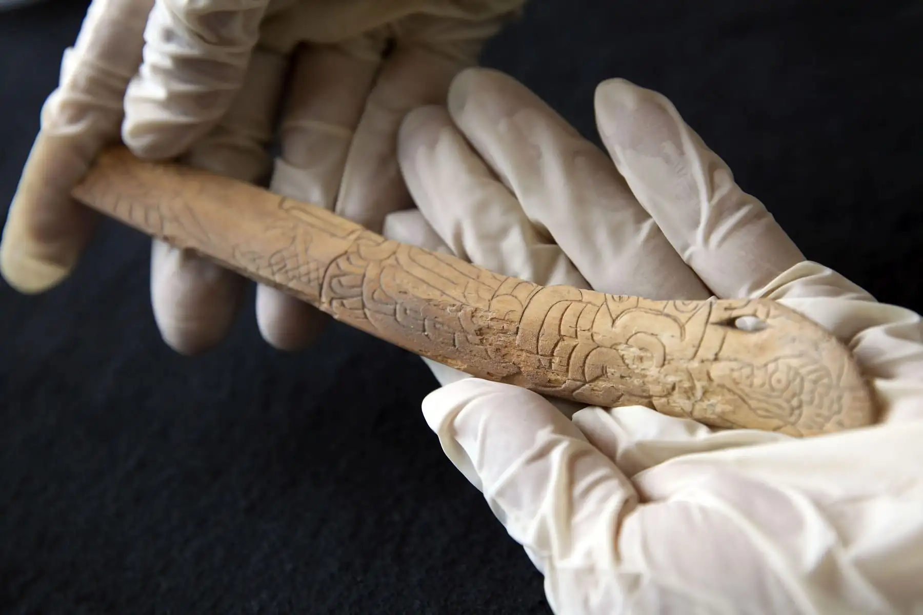Hueso de influencia Chavín hallado en huaca Paraíso. Foto: EFE