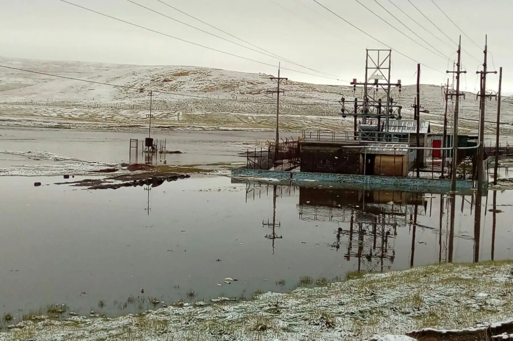 Desborde de río en Pasco afecta cultivos, piscigranja y tramo vial. ANDINA