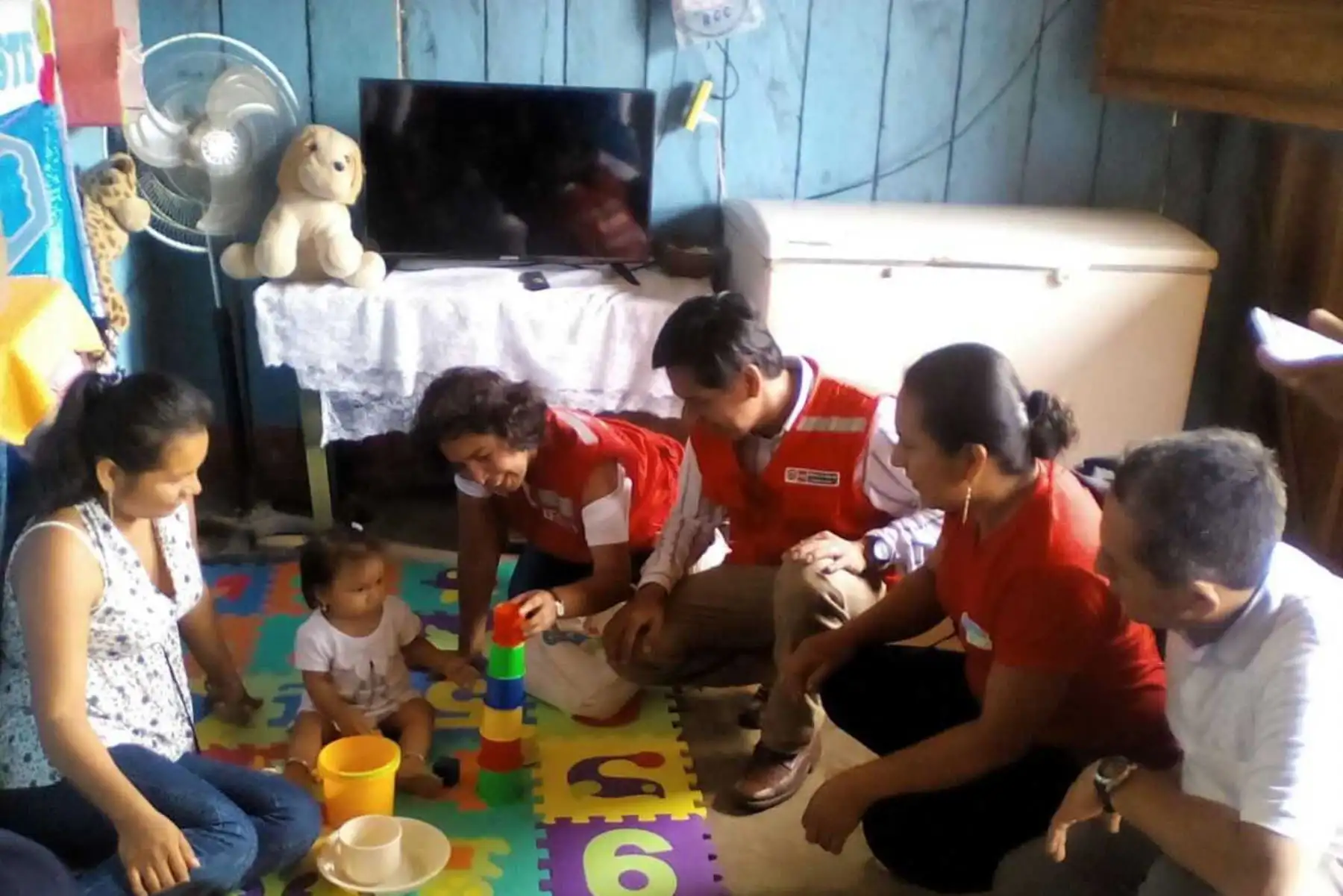 El Programa Nacional Cuna Más distribuyó de manera gratuita kits de materiales a un grupo de facilitadoras a fin de proveer de los mismos a las familias usuarias del Servicio de Acompañamiento a Familias (SAF), en la ciudad de San Antonio del Estrecho, ubicada en la provincia de Putumayo, región Loreto, frontera con Colombia.