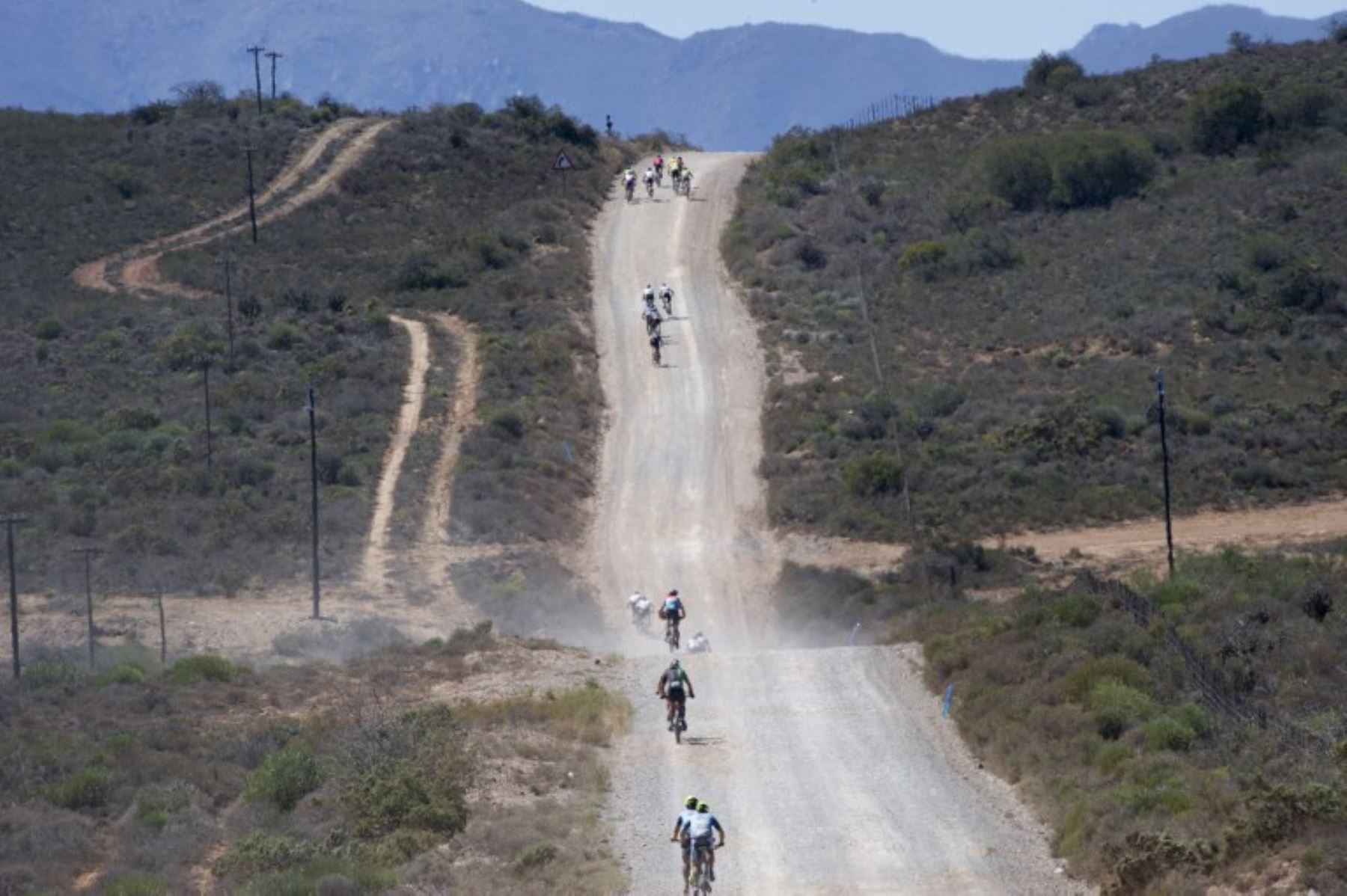 Participantes cabalgán durante la primera etapa de la carrera africana de mountain bike Cape Epic 2018 en la ciudad de Robertson,Sudafrica.Foto:AFP