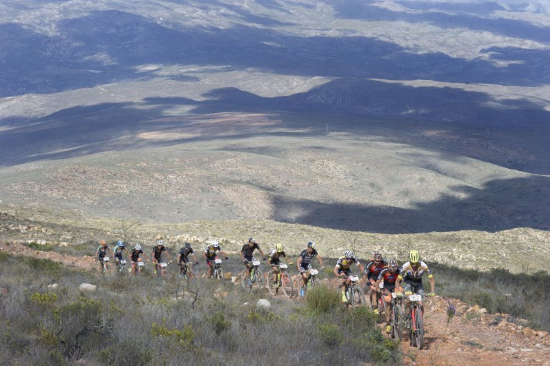 Carreras de ciclismo de montaña más importantes del mundo, Los jinetes viajan en equipos de dos, y tienen que terminar juntos.Foto:AFP