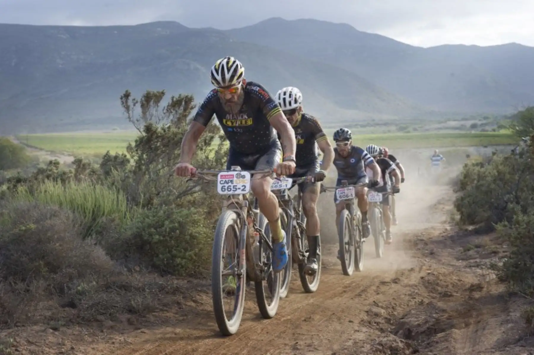 Los participantes cabalgan durante la carrera africana de mountain bike Cape Epic , en la región montañosa de la ciudad de Robertson.Foto.AFP