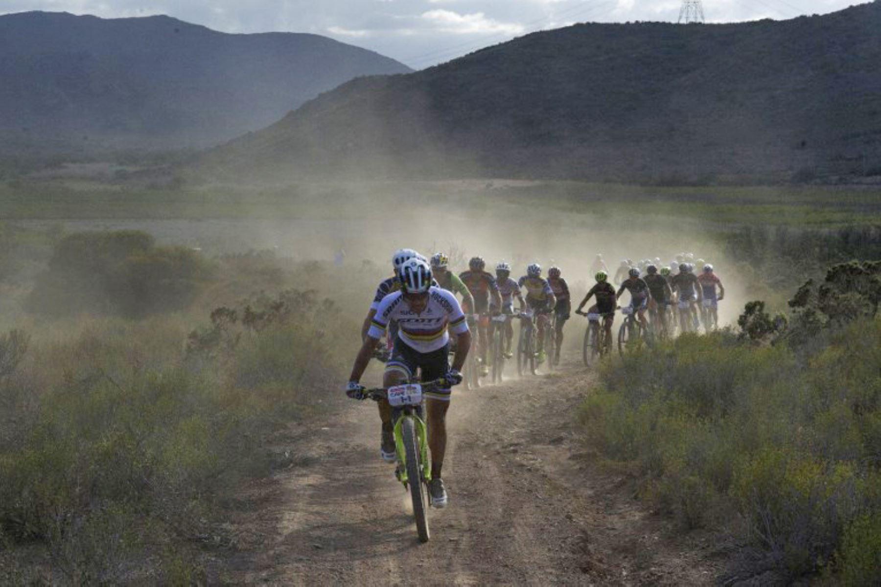 Los participantes cabalgan durante la carrera africana de mountain bike Cape Epic , en la región montañosa de la ciudad de Robertson.Foto.AFP