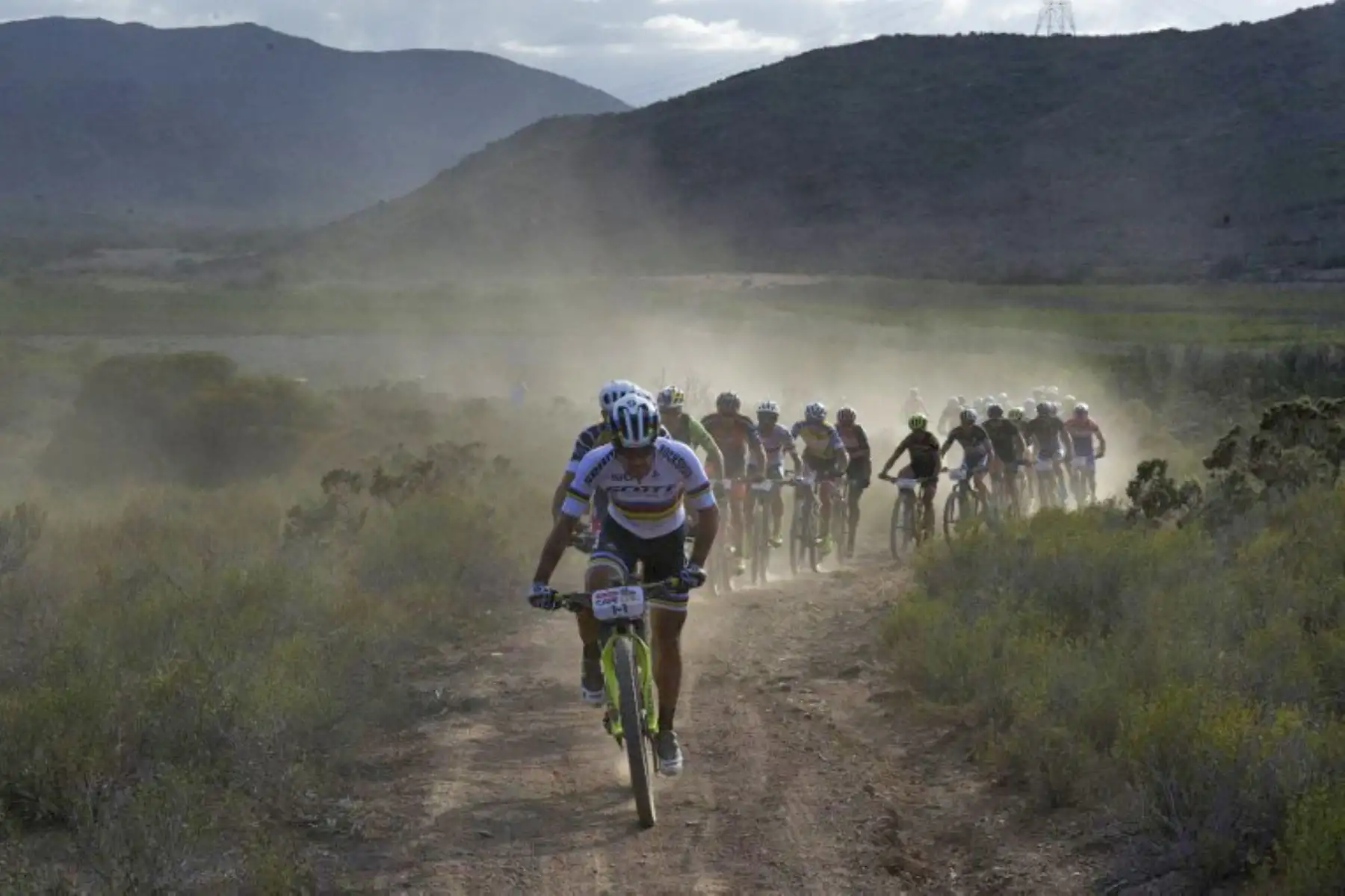 Los participantes cabalgan durante la carrera africana de mountain bike Cape Epic , en la región montañosa de la ciudad de Robertson.Foto.AFP