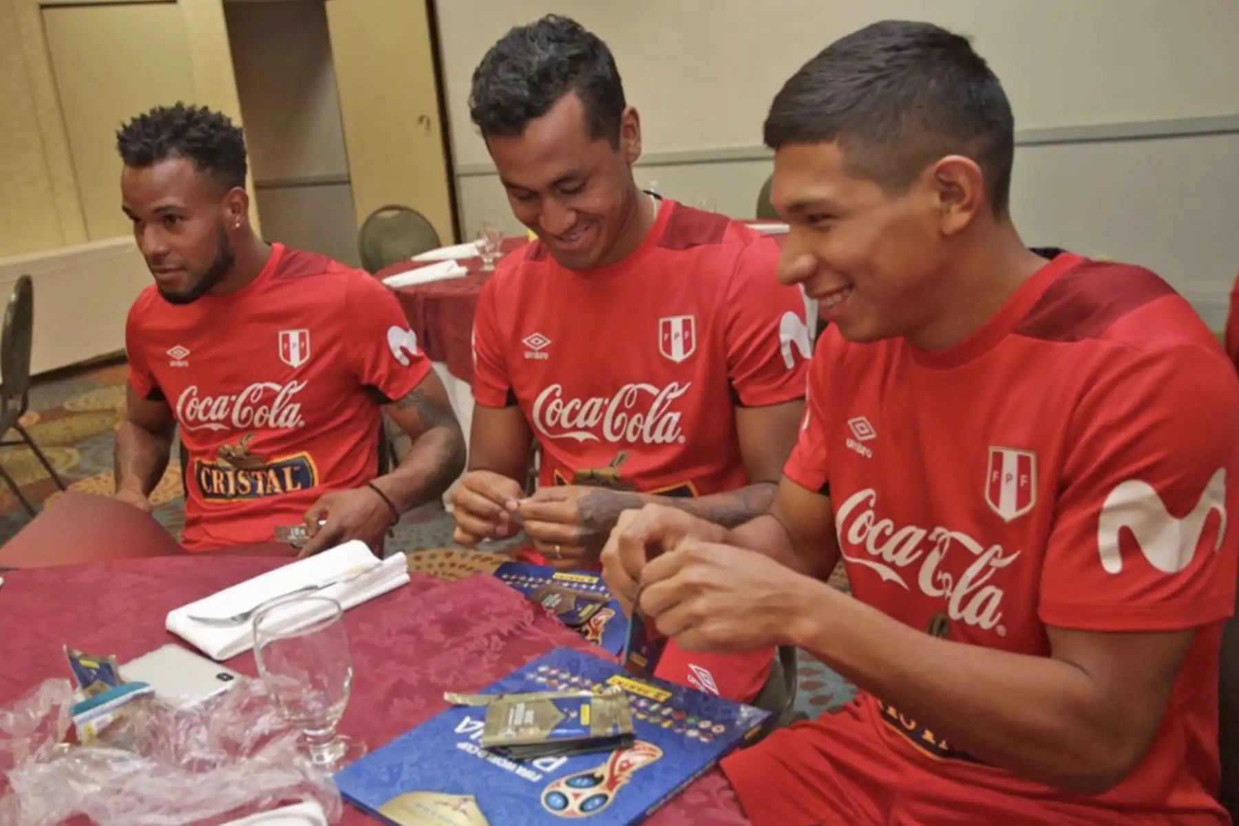 Jugadores de la selección peruana  se entretienen con el álbum de figuritas Panini del Mundial de Rusia 2018. Foto: ANDINA/Twitter-FPF.