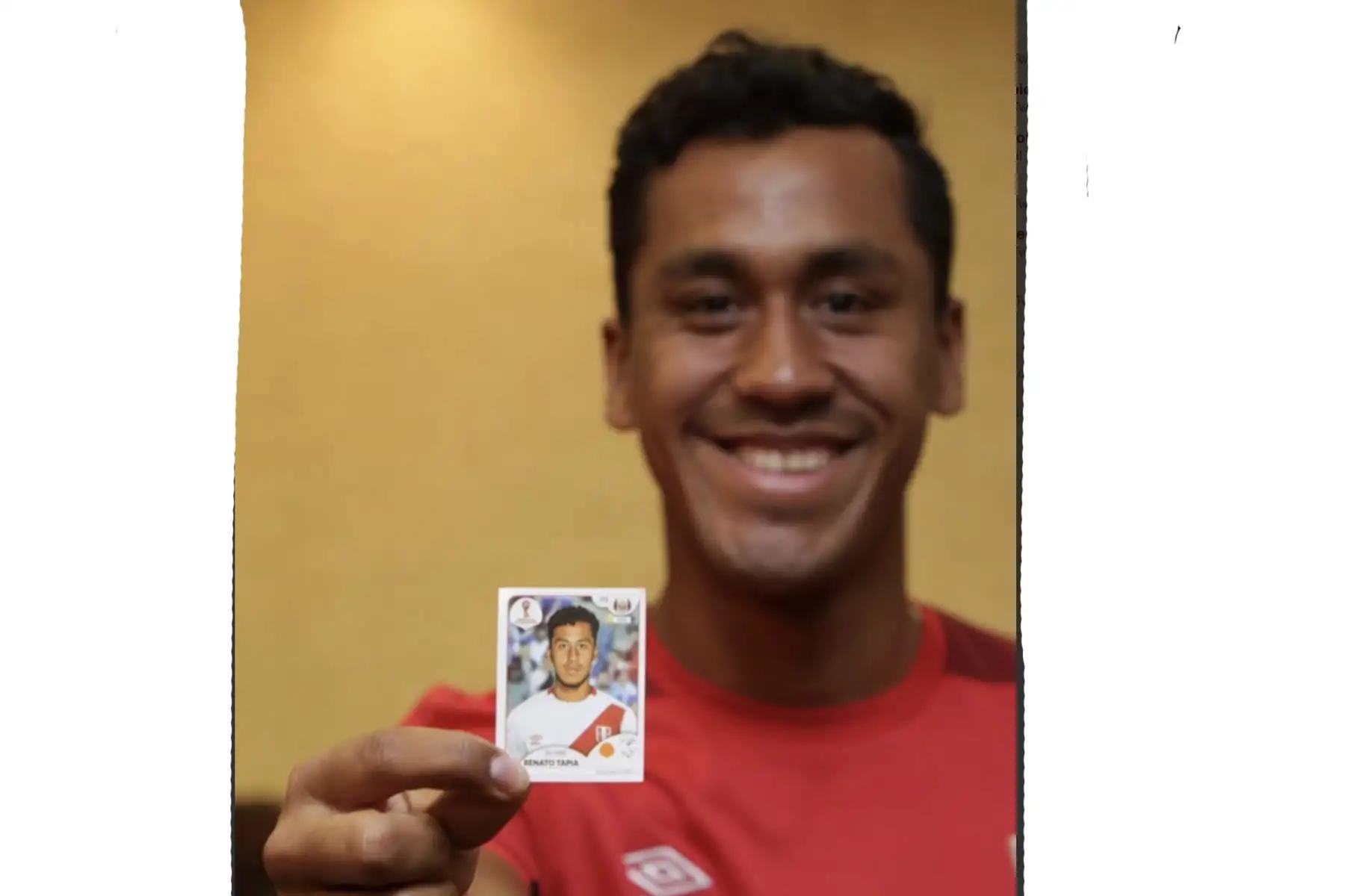 Jugadores de la selección peruana  se entretienen con el álbum de figuritas Panini del Mundial de Rusia 2018. Foto: ANDINA/Twitter-FPF.