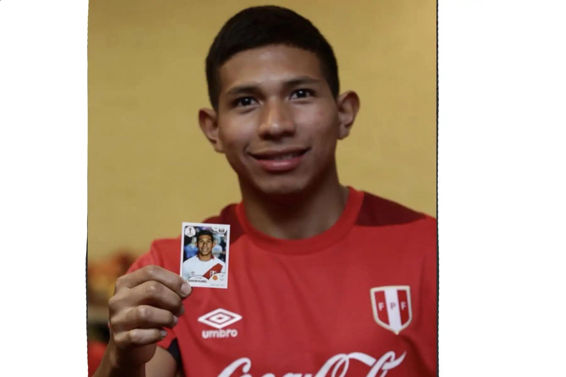 Jugadores de la selección peruana  se entretienen con el álbum de figuritas Panini del Mundial de Rusia 2018. Foto: ANDINA/Twitter-FPF.