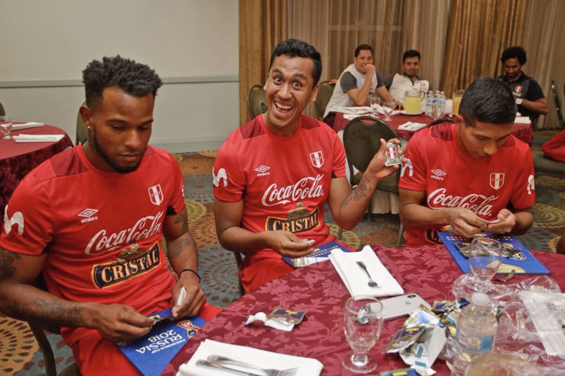 Jugadores de la selección peruana  se entretienen con el álbum de figuritas Panini del Mundial de Rusia 2018. Foto: ANDINA/Twitter-FPF.