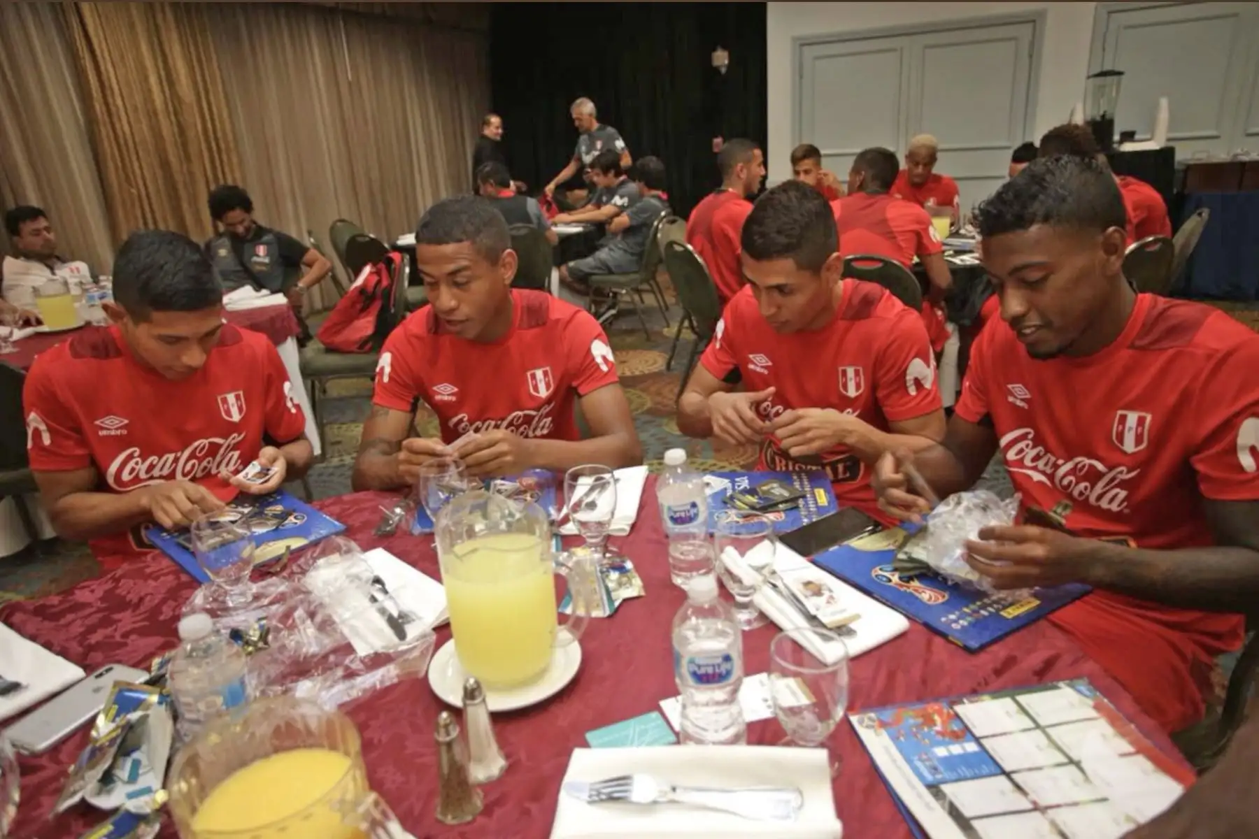 Jugadores de la selección peruana  se entretienen con el álbum de figuritas Panini del Mundial de Rusia 2018. Foto: ANDINA/Twitter-FPF.