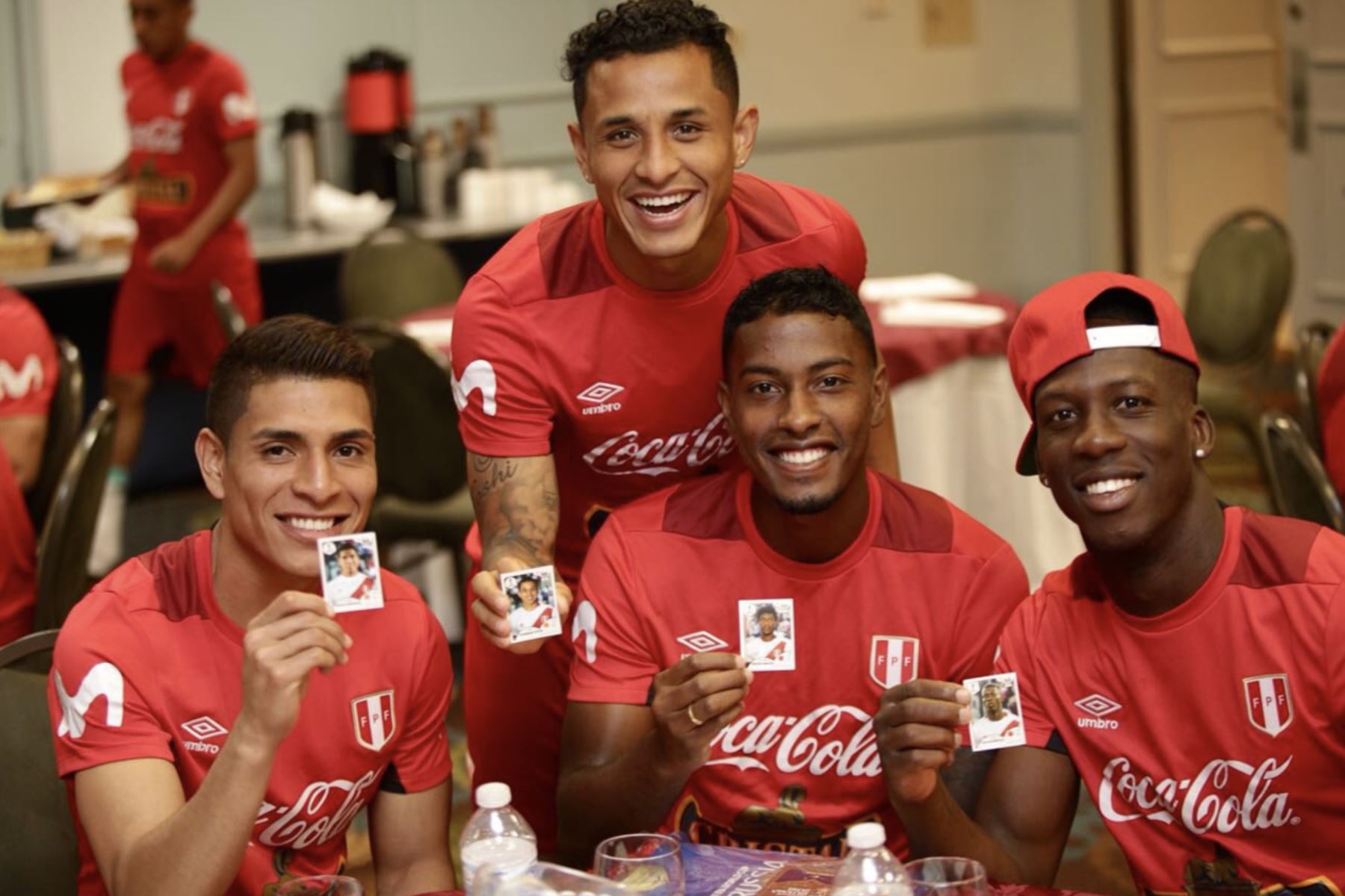 Jugadores de la selección peruana  se entretienen con el álbum de figuritas Panini del Mundial de Rusia 2018. Foto: ANDINA/Twitter-FPF.