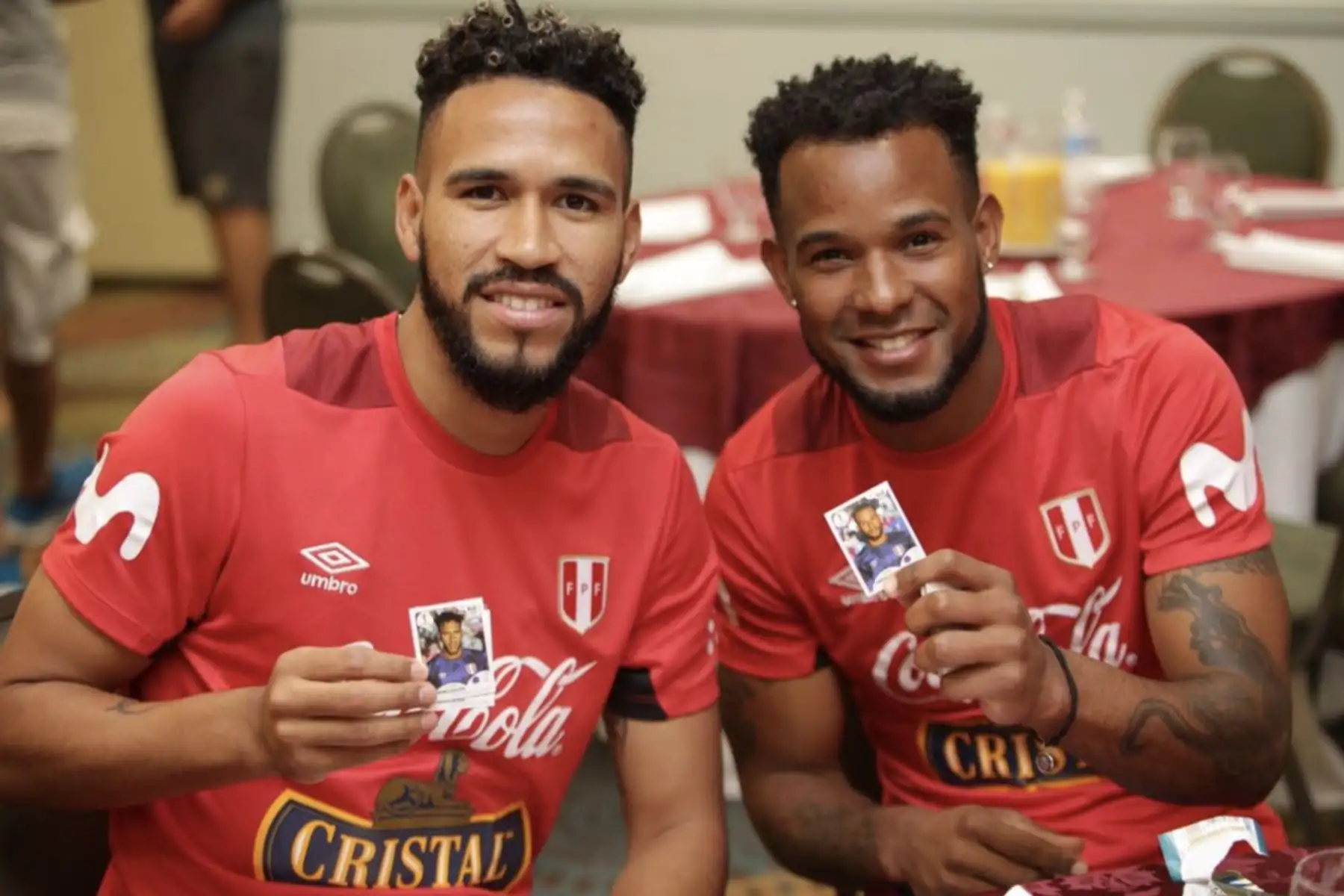 Jugadores de la selección peruana  se entretienen con el álbum de figuritas Panini del Mundial de Rusia 2018. Foto: ANDINA/Twitter-FPF.