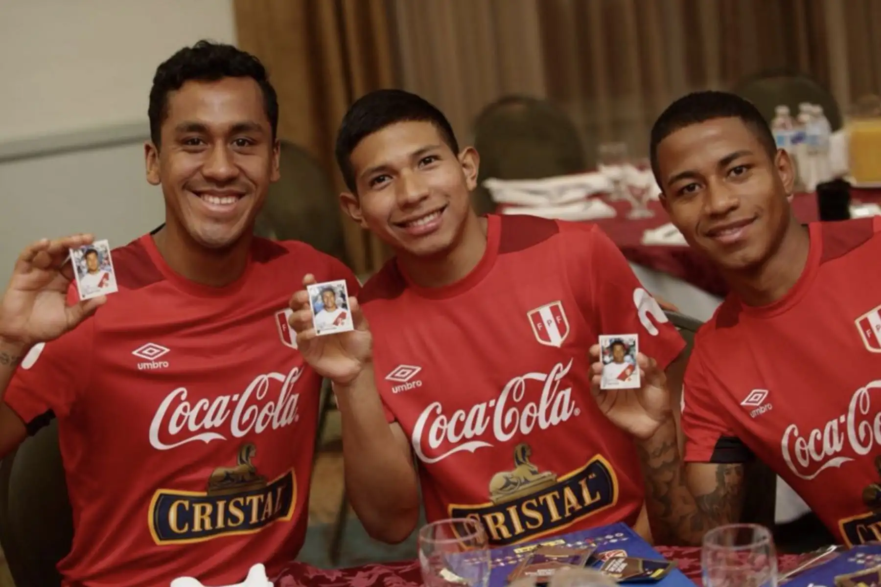 Jugadores de la selección peruana  se entretienen con el álbum de figuritas Panini del Mundial de Rusia 2018. Foto: ANDINA/Twitter-FPF.