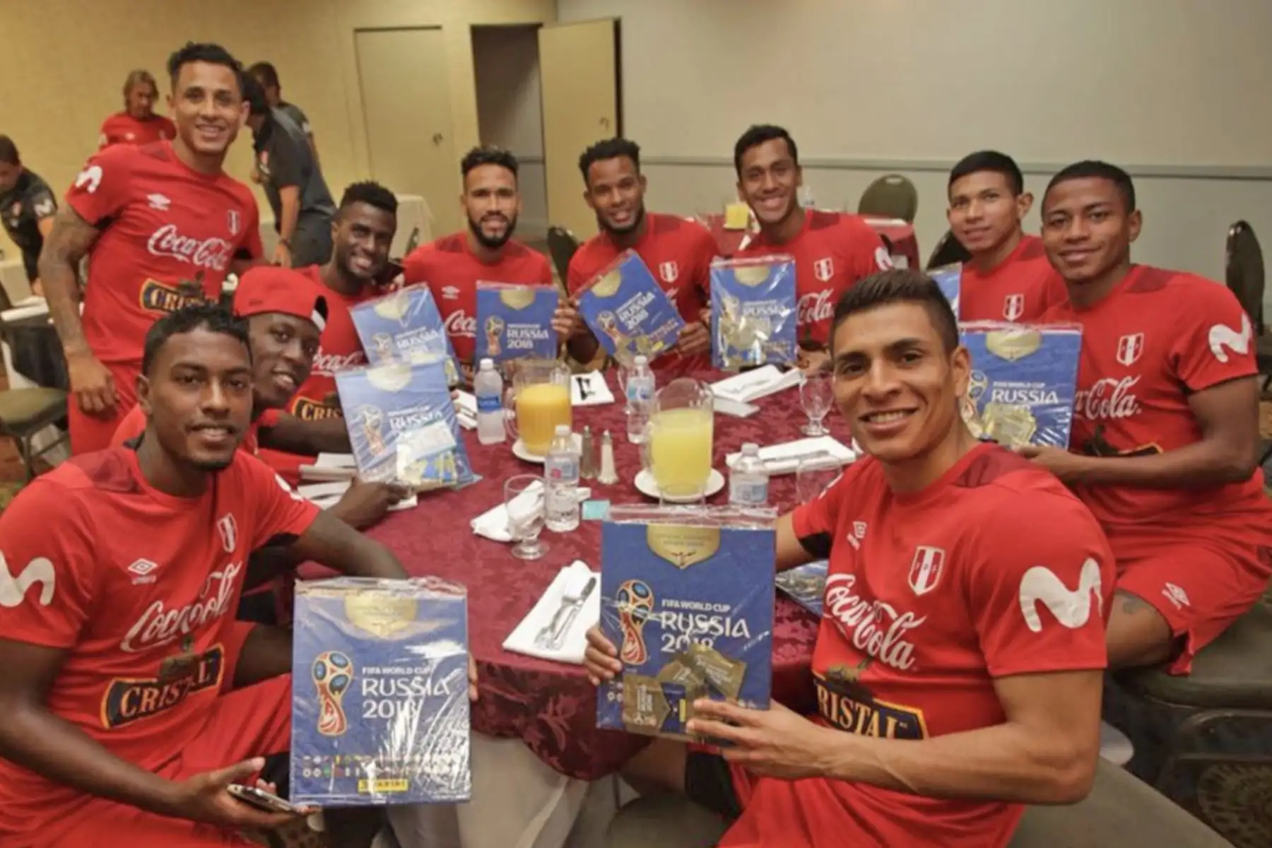Jugadores de la selección peruana  se entretienen con el álbum de figuritas Panini del Mundial de Rusia 2018. Foto: ANDINA/Twitter-FPF.