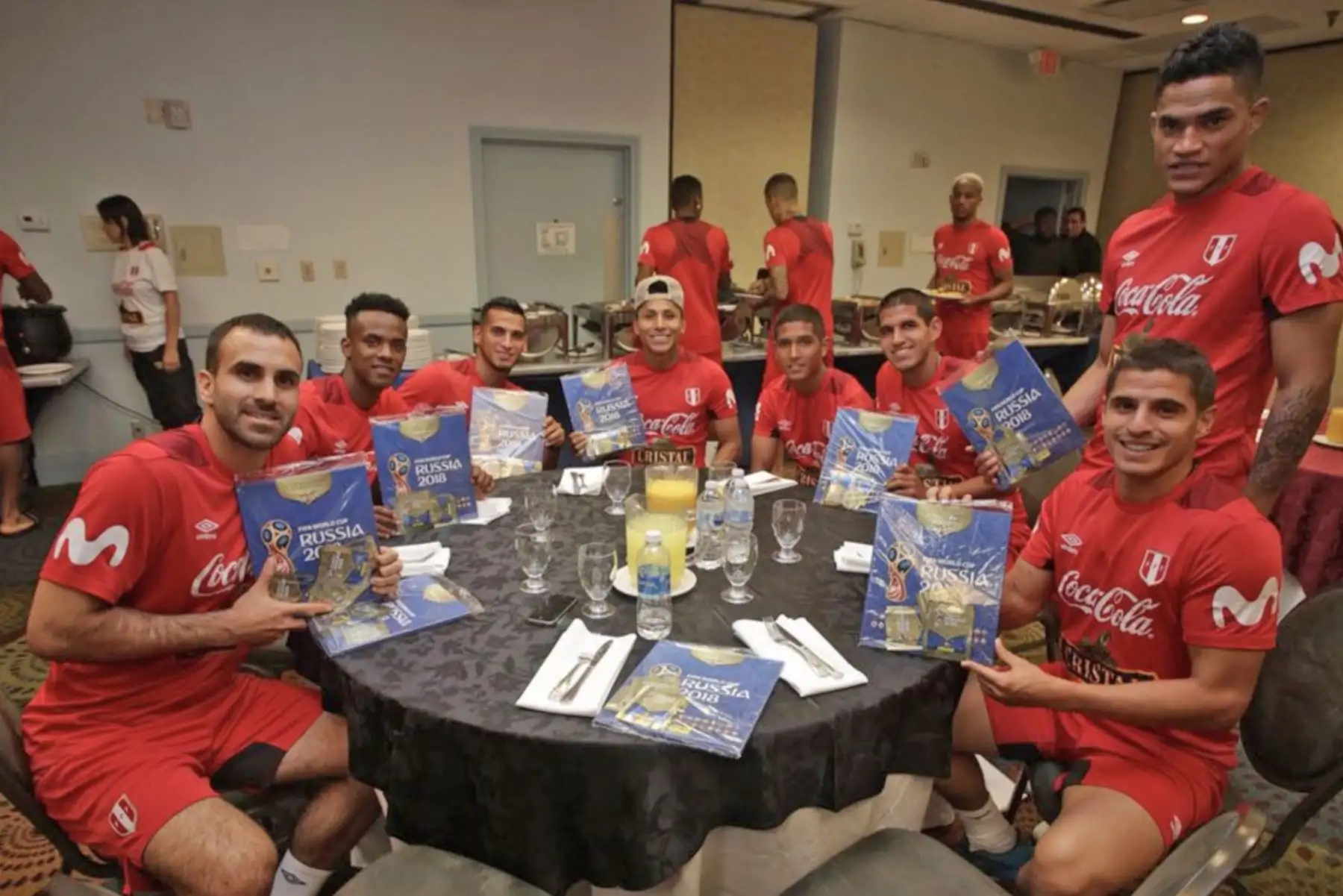 Jugadores de la selección peruana  se entretienen con el álbum de figuritas Panini del Mundial de Rusia 2018. Foto: ANDINA/Twitter-FPF.
