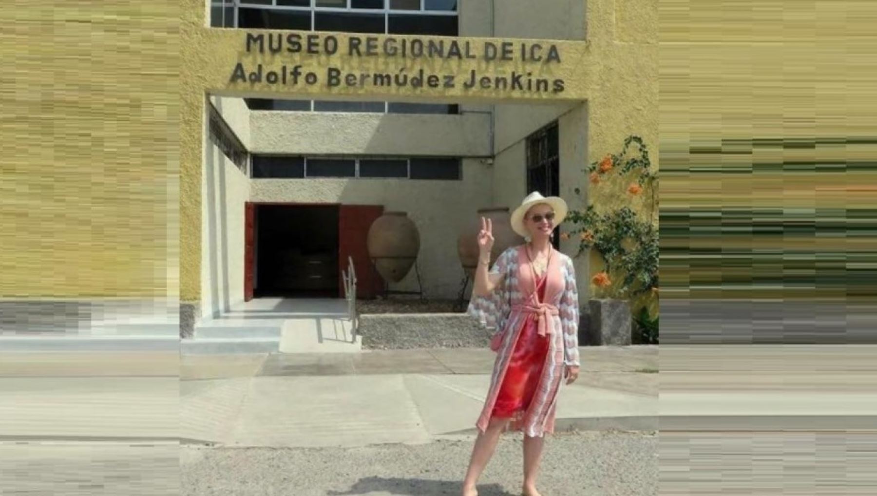 La artista se dio tiempo para visitar el museo regional de Ica y probar el pisco sour.