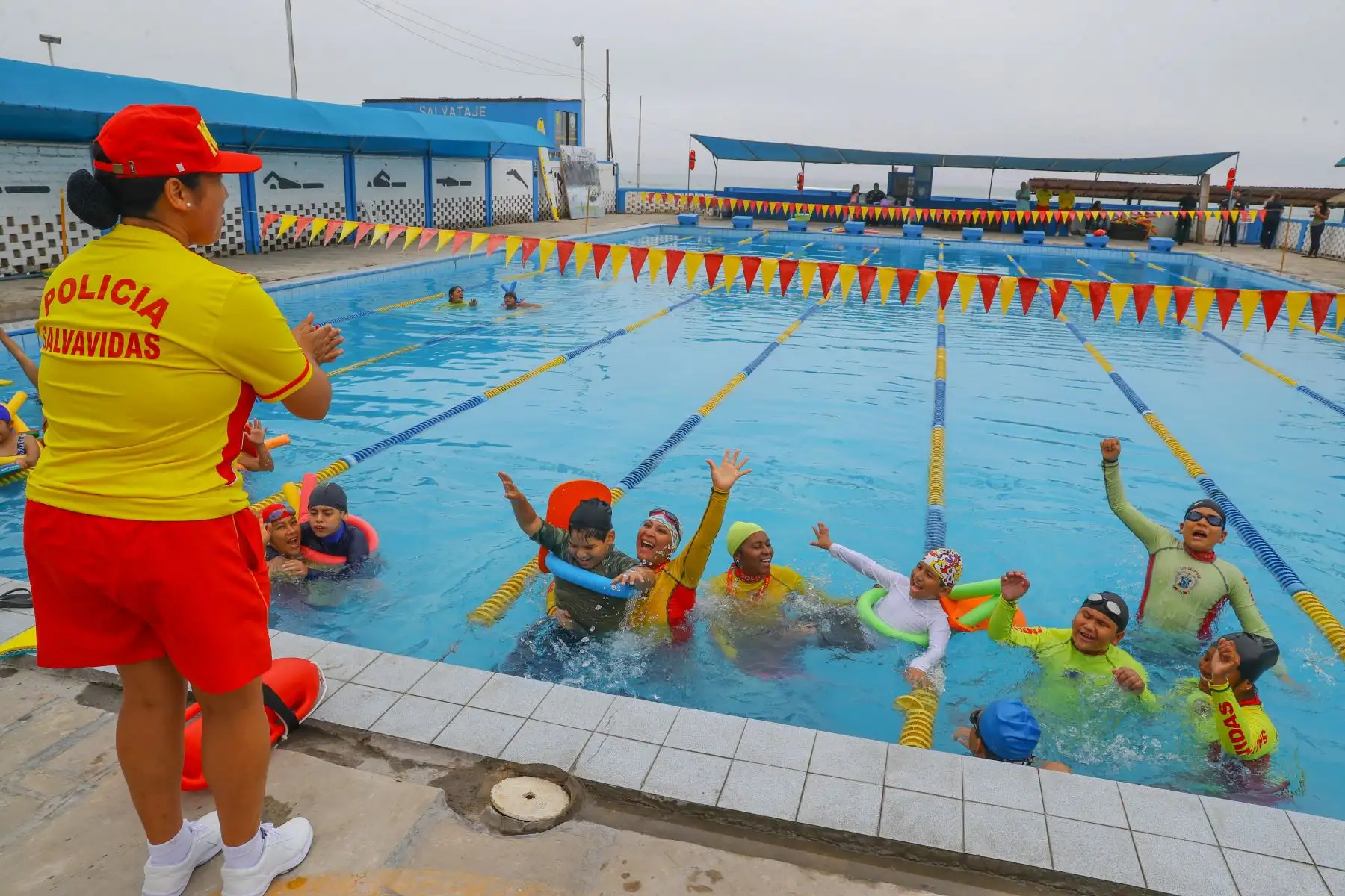 En el marco de las actividades por el "Día Internacional del Síndrome de Down", la unidad de salvataje de la Policía Nacional hace una demostración de su programa "Delfines de gran Corazón", que brinda capacitación y apoyo a los niños y adolescentes con capacidades diferentes.  Foto: ANDINA/Andrés Valle