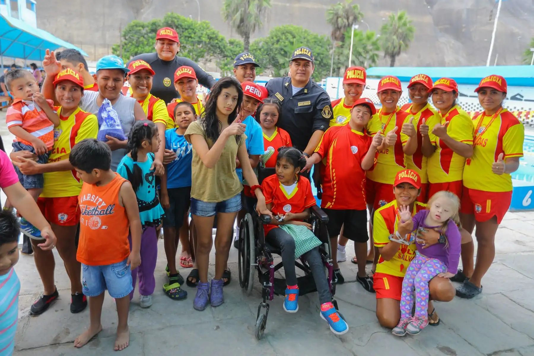 En el marco de las actividades por el "Día Internacional del Síndrome de Down", la unidad de salvataje de la Policía Nacional hace una demostración de su programa "Delfines de gran Corazón", que brinda capacitación y apoyo a los niños y adolescentes con capacidades diferentes.  Foto: ANDINA/Andrés Valle