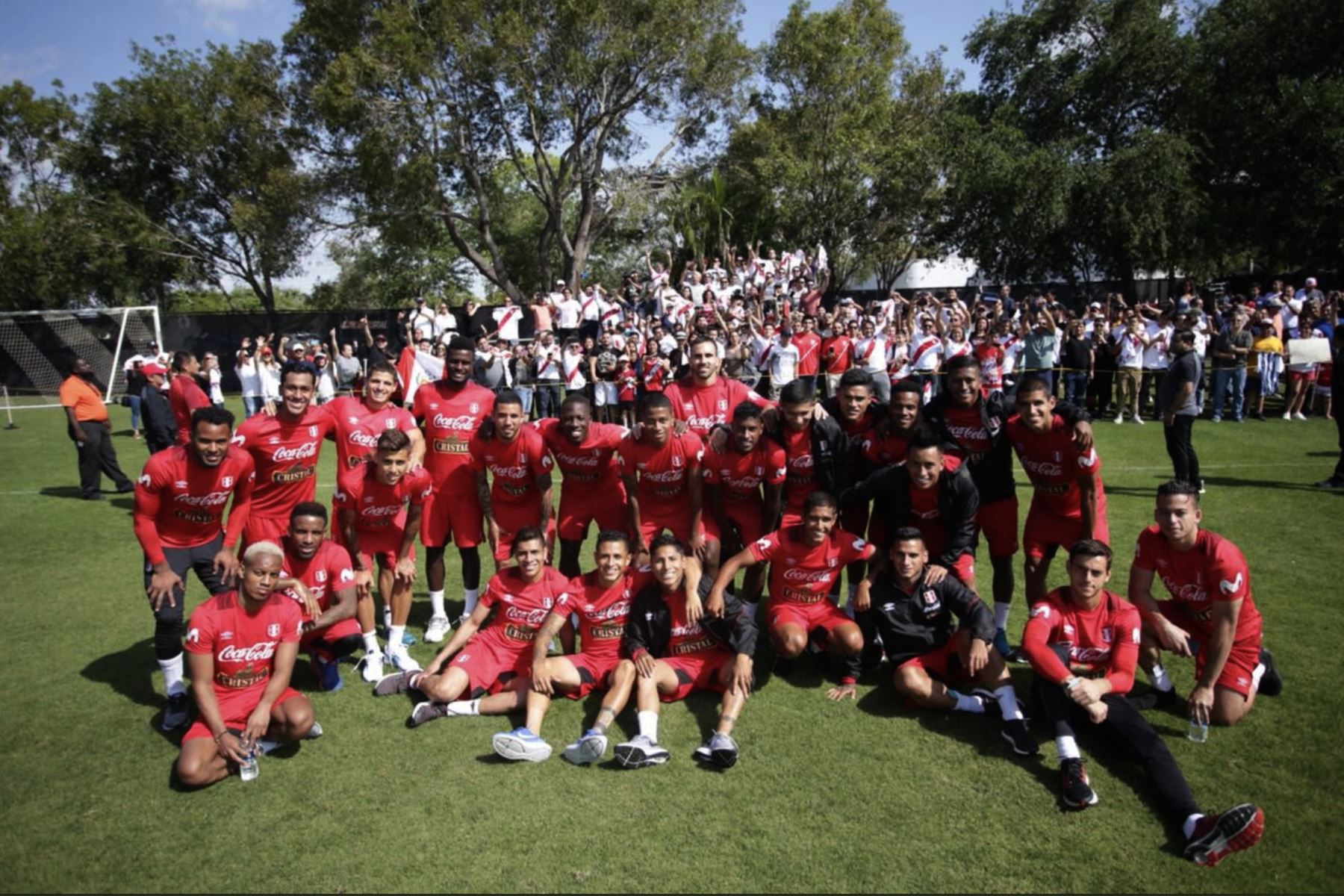 Selección peruana posa con la hinchada peruana en  el Fort Lauderdale, Miami. Foto: ANDINA/Twiter FPF.