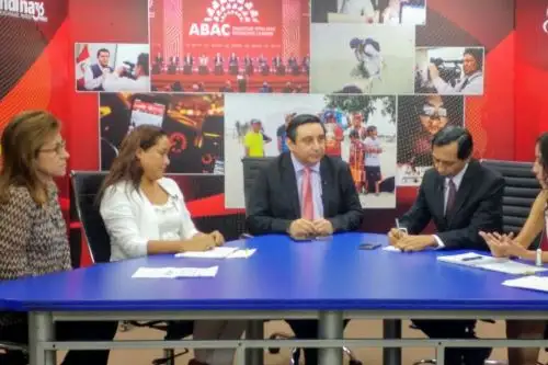 Mesa redonda sobre educación financiera en el país.