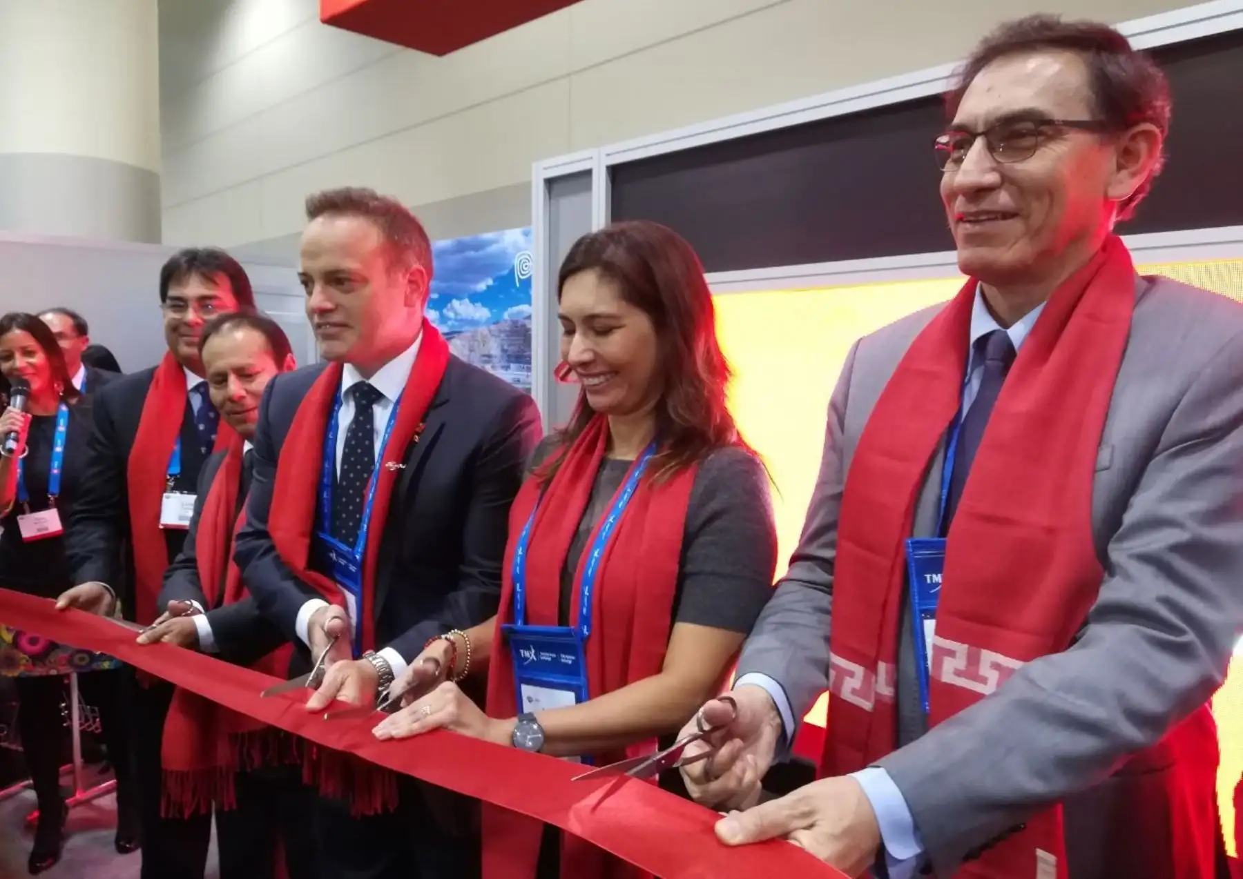 Ministra de Energía y Minas, Ángela Grossheim, y el vicepresidente de la República, Martín Vizcarra en inauguración de Stand Peruano en feria minera de Canadá PDAC 2018. Foto: Cortesía.