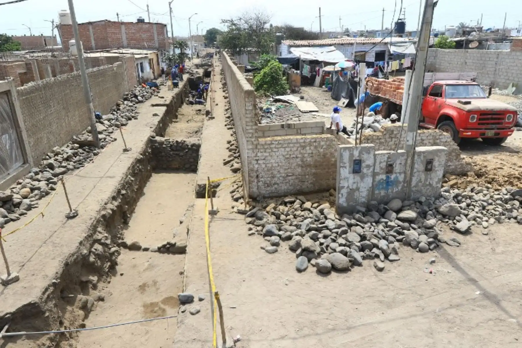 Excavación donde se encontraron restos humanos que datan de más de 1,500 años, en la ciudad costera norteña de Huanchaco, Perú.Foto:AFP