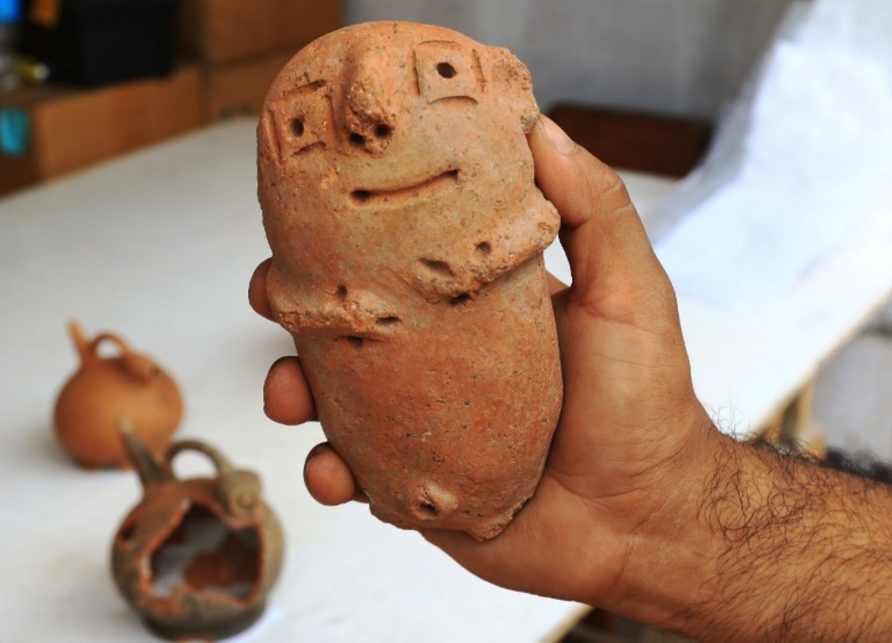 Un arqueólogo muestra un objeto de cerámica que data de más de 1,500 años, encontrado en un sitio de excavación en el pueblo costero norteño de Huanchaco, Perú.Foto:AFP