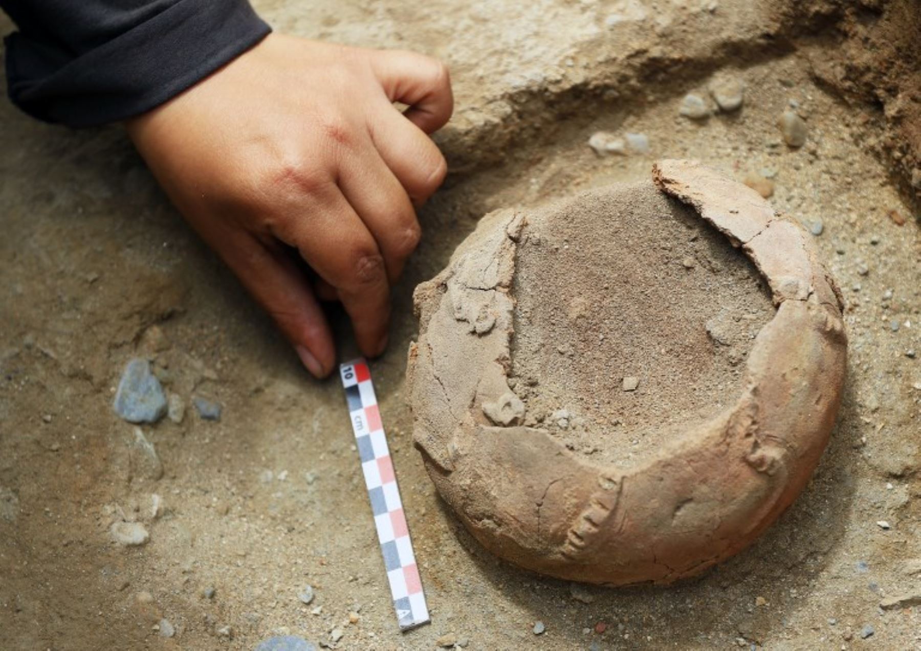 oOetos de cerámica que datan de más de 1,500 años, hallados en un sitio de excavación en el pueblo costero norteño de Huanchaco. Foto:AFP
